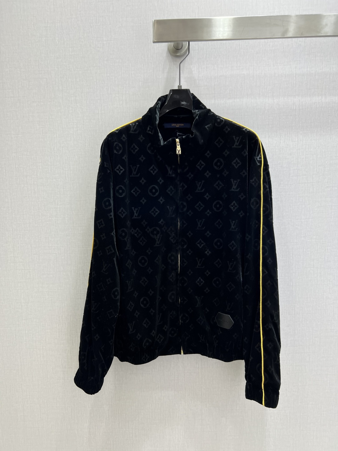 NO:627450,Highly recommended LV*2025 new autumn and winter embossed velvet jacket, everyone can control it. High-density fashionable casual style. Vintage is handsome. Medieval style. It meets the dual needs of comfort and fashion and can be integrated into every daily dressing scene. Playful and age-reducing design elements full of vitality. One color SML code. High quality ABC, louis vuitton, jackets & coats, alexander wang19860909强烈推荐 LV*2025秋冬新款 压花丝绒外套 人人都能驾驭 高密度时髦休闲风 Vintage帅气 中古风 贴合舒适与时髦的双需求能融入每个日常的穿搭场景中.俏皮减龄充满元气的设计元素 一个色 SML码 高品质ABC,,louis vuitton,jackets & coats,alexander wang,Women's clothing