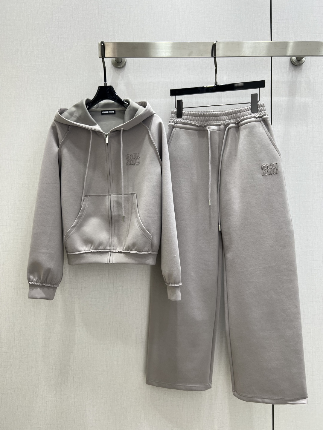 NO:627436,Highly recommended MIU* 2025 new autumn and winter hooded air layer suit. The fabric is extremely comfortable. There is no reason to refuse it. It has a cute style and is OK for daily commuting, regardless of the occasion. The design is unique, the layering is richer, and the small details are a plus. One color SML code, high quality ABC, miumiu, hats, alexander wang19860909强烈推荐 MIU*2025秋冬新款 连帽空气层套装 面料舒适度极强 没有理由可以拒绝它.可A可飒的风格,日常通勤穿什么的都是很OK的,不挑场合的.设计独特 层次感更加丰富,满满小细节太加分了 一个色 SML码 高品质ABC,,miumiu,hats,alexander wang,Women's clothing