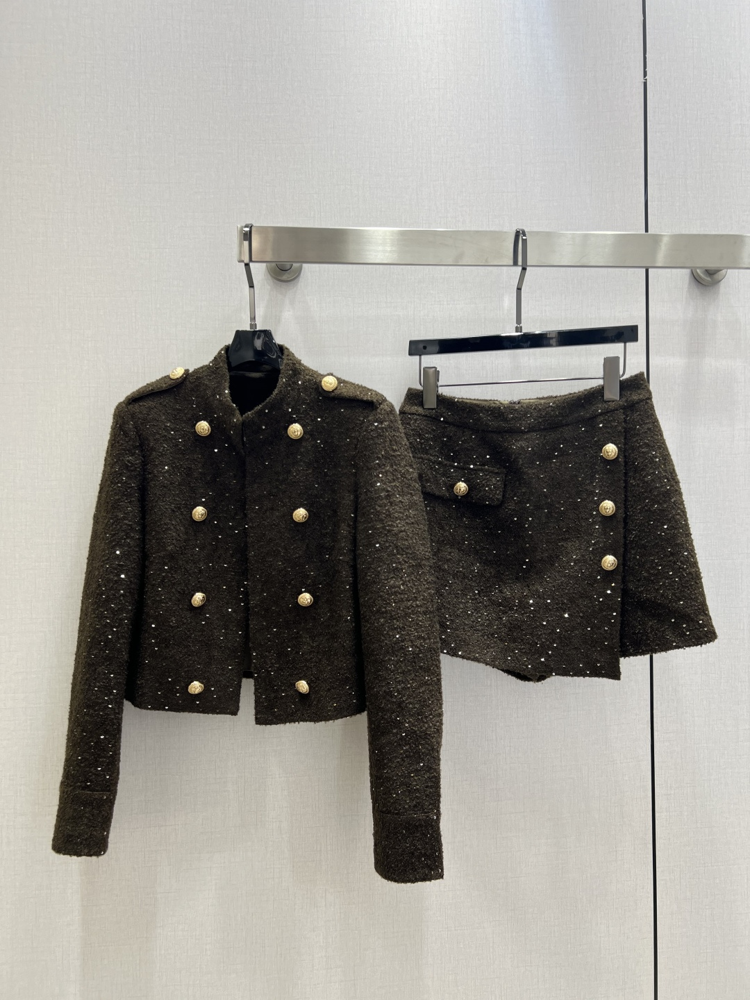 NO:627400,Highly recommended BAL*2025 new autumn and winter double-breasted culottes suit. Classic style. I fell in love with it at first sight. The pattern design can modify the neck line very well, and the upper body temperament is immediately improved. Customized buttons. The pattern is very beautiful on the upper body. The color is super white. One color. SMLXL code. High quality ABC, skirts, alexander wang19860909强烈推荐 BAL*2025秋冬新款 双排扣裤裙套装 经典造型 一眼就爱上了,版型设计能很好的修饰颈部线条,上身气质立马提升,定制纽扣,版型上身巨好看,颜色超显白 一个色 SMLXL码 高品质ABC,,skirts,alexander wang,Women's clothing