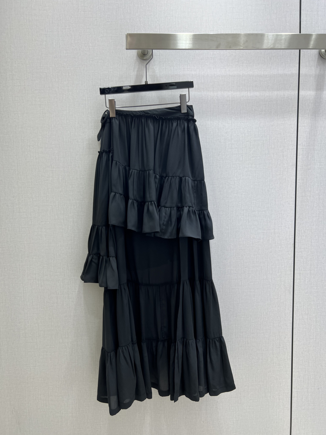 NO:627519,Highly recommended LV*2025 new autumn and winter belt ruffled one-piece long skirt  Customized YB imported thick twill material, glossy and comfortable, more advanced wearing style, layered cake mid-length skirt, with perforated lace-up belt to adjust the elasticity on the side waist, making it fit more closely to the body, fully slimming and modifying the proportions, the hem is gradually decorated with layers of ruffles, and is well-proportioned.  High quality ABC,,louis vuitton,skirts,alexander wang19860909强烈推荐 LV*2025秋冬新款 腰带荷叶边一片式长半裙 定制YB进口斜纹稠材质,光泽垂顺舒适,穿搭形态更高级,蛋糕层叠中长半裙剪裁,侧腰以穿孔系带腰带调节松紧,穿上更贴合人体,充分显瘦修饰比例,下摆逐级加饰层层叠叠荷叶边装饰,错落有致,外长内短穿出微透效果,随动作更显飘逸灵动,份量感十足,随意搭配上装,时尚感十足,日常度假都.一个色 SMLXL码 高品质ABC,,louis vuitton,skirts,alexander wang,Women's clothing