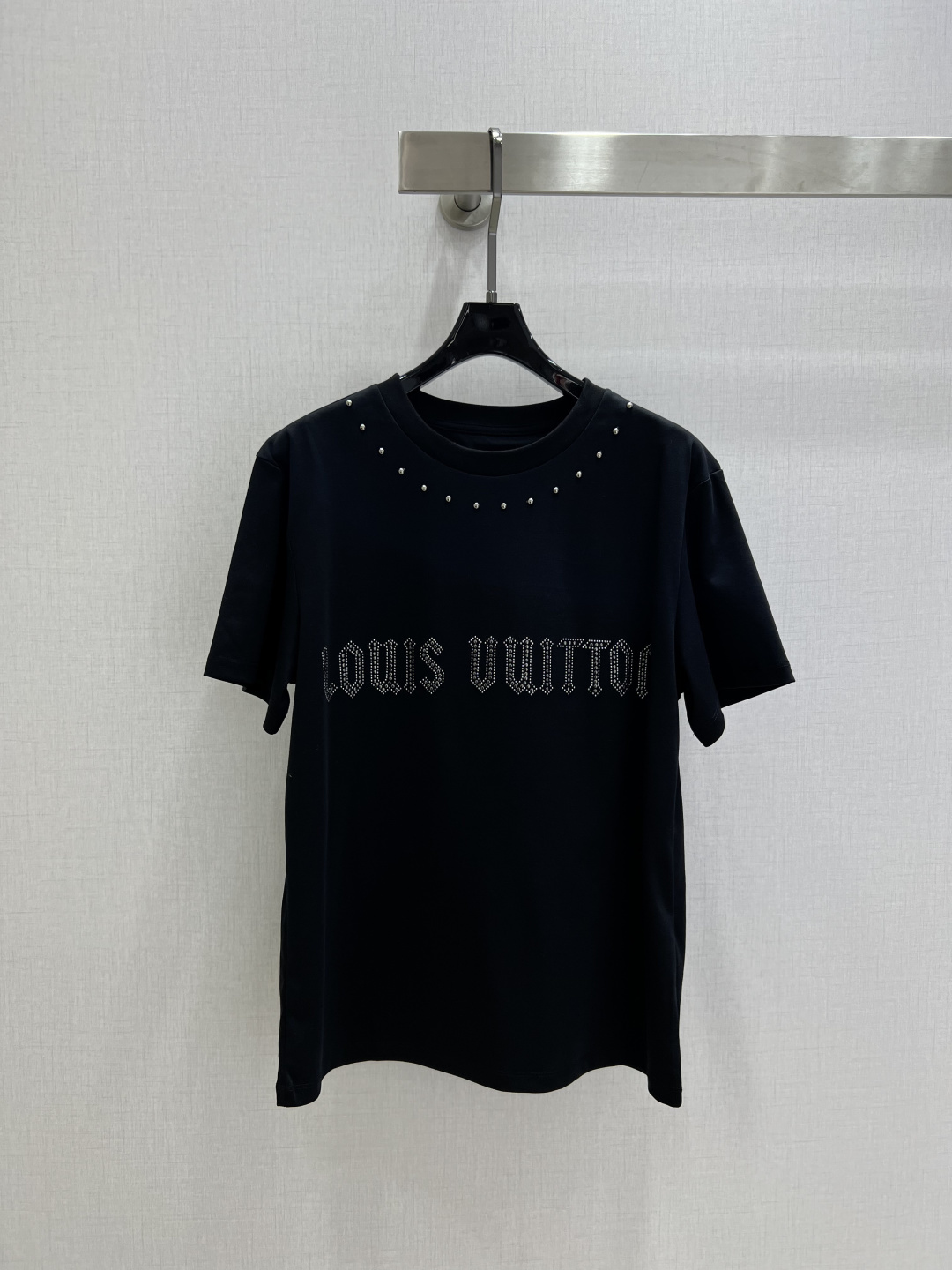 NO:627504,Highly recommended LV*2025 new autumn and winter hot diamond rivet round neck short-sleeved T-shirt  Customized YB mercerized cotton material, breathable and comfortable, full of texture, regular short-sleeved T-shirt cut, made of heavy weight pure cotton, full of drape, showing a slim and fashionable effect. The collar is surrounded by a circle of tack, and the tack outlines the iconic letter logo in the center. It has a rock and roll feel with multiple details colliding to enhance the brand identity. It is fashionable, handsome and high-end. It creates a personalized style, fashionable and relaxed, and looks stylish when worn alone. One color SML code, high quality ABC, Louis  vuitton,T-shirt,tees,t-shirt,alexander wang19860909强烈推荐 LV*2025秋冬新款 烫钻铆钉圆领短袖T恤 定制YB丝光全棉材质,透气舒适,质感十足,常规短袖T恤裁剪,采用克重纯棉制成,垂坠感十足,呈现显瘦时尚穿搭效果,领口环绕一圈柳丁,居中以柳丁勾勒出标志性字母徽标,摇滚感多重细节碰撞层次,加强品牌标识度,时尚帅气高级感立现,打造个性风格,时髦松弛,单穿内搭都出彩时髦.一个色 SML码 高品质ABC,,louis vuitton,T-shirt,tees，t-shirt,alexander wang,Women's clothing