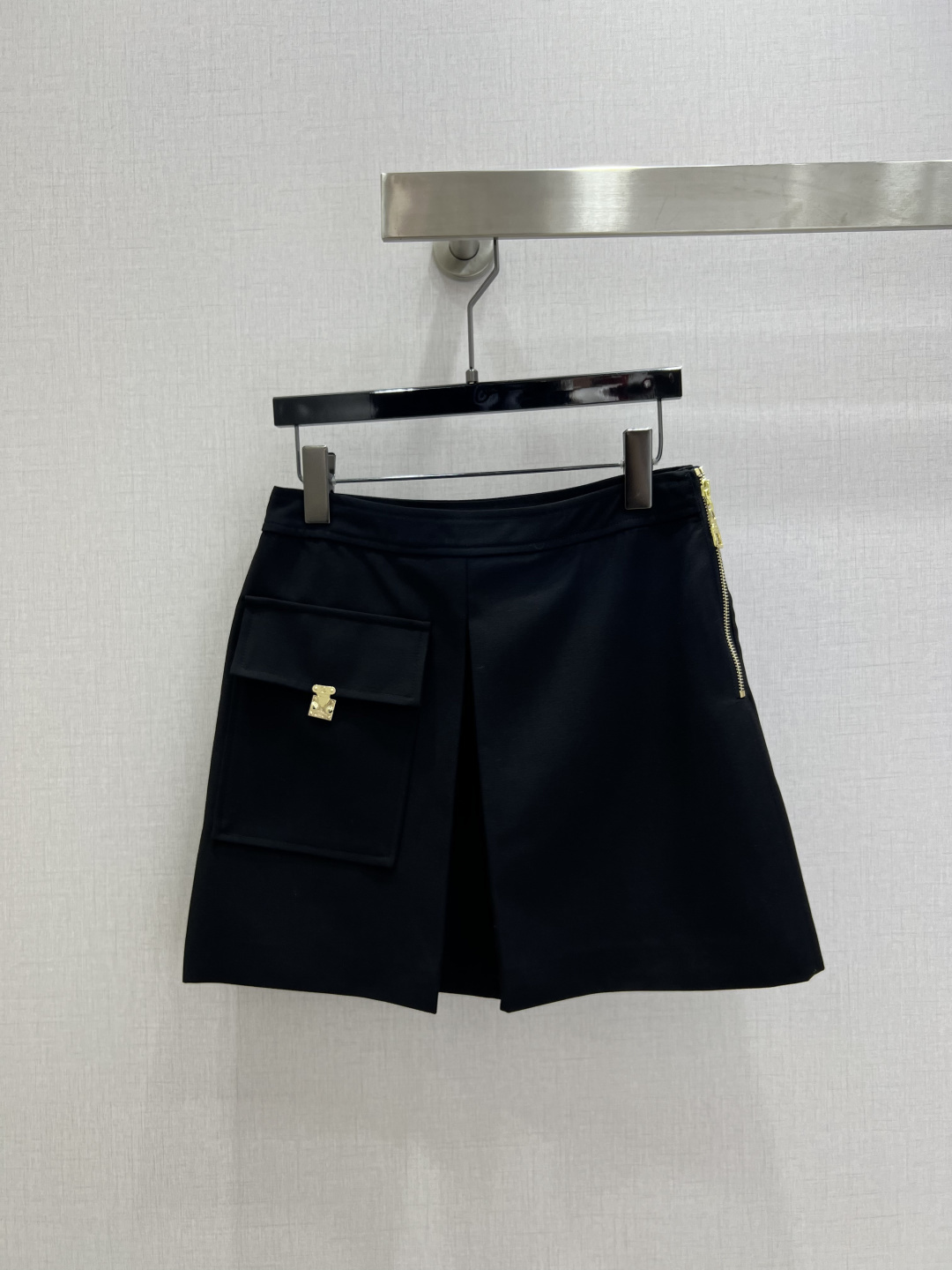 NO:627492,Highly recommended LV*2025 new autumn and winter leather stand-up collar jacket, pleated pocket skirt, separate batches  Customized YB imported fine imitation material, high-quality texture, full appearance, leather small stand-up collar jacket style, zipper placket adjustment for easy putting on and taking off, chest side lock buckle engraved with letter logo, cuff pockets and other places with zipper hollow letters echoing, full of details and texture, creating a low profile  Highlights: The design is rich in layers, adding to the brand's high-end feel. It is paired with a pleated skirt from the same series. The details of the flap pockets at the waist echo the upper and lower parts. The straight micro-A is presented in a symmetrical pleated version. The upper body makes the legs straight and slender. The complete set is fashionable and advanced. One color  SMLXL code high quality,,louis vuitton,skirts,jackets & coats,jackets & coats,alexander wang19860909强烈推荐 LV*2025秋冬新款 皮革立领夹克外套压褶口袋半裙 分开批 定制YB进口精仿材质,质感高级,品相十足,皮革小立领外套版型,拉链开襟调节轻松穿脱,胸侧锁扣印刻字母徽标,袖口口袋等多处拉链镂空字母呼应,细节质感拉满,打造低调亮点,设计层次丰富,增加品牌高级感,搭配同系列压褶半裙,腰间翻盖口袋处细节上下呼应,直筒微A以对称褶皱版型呈现,上身更显腿部笔直纤细,成套搭配时髦且高级.一个色 SMLXL码 高品,,louis vuitton,skirts,jackets & coats,jackets & coats,alexander wang,Women's clothing