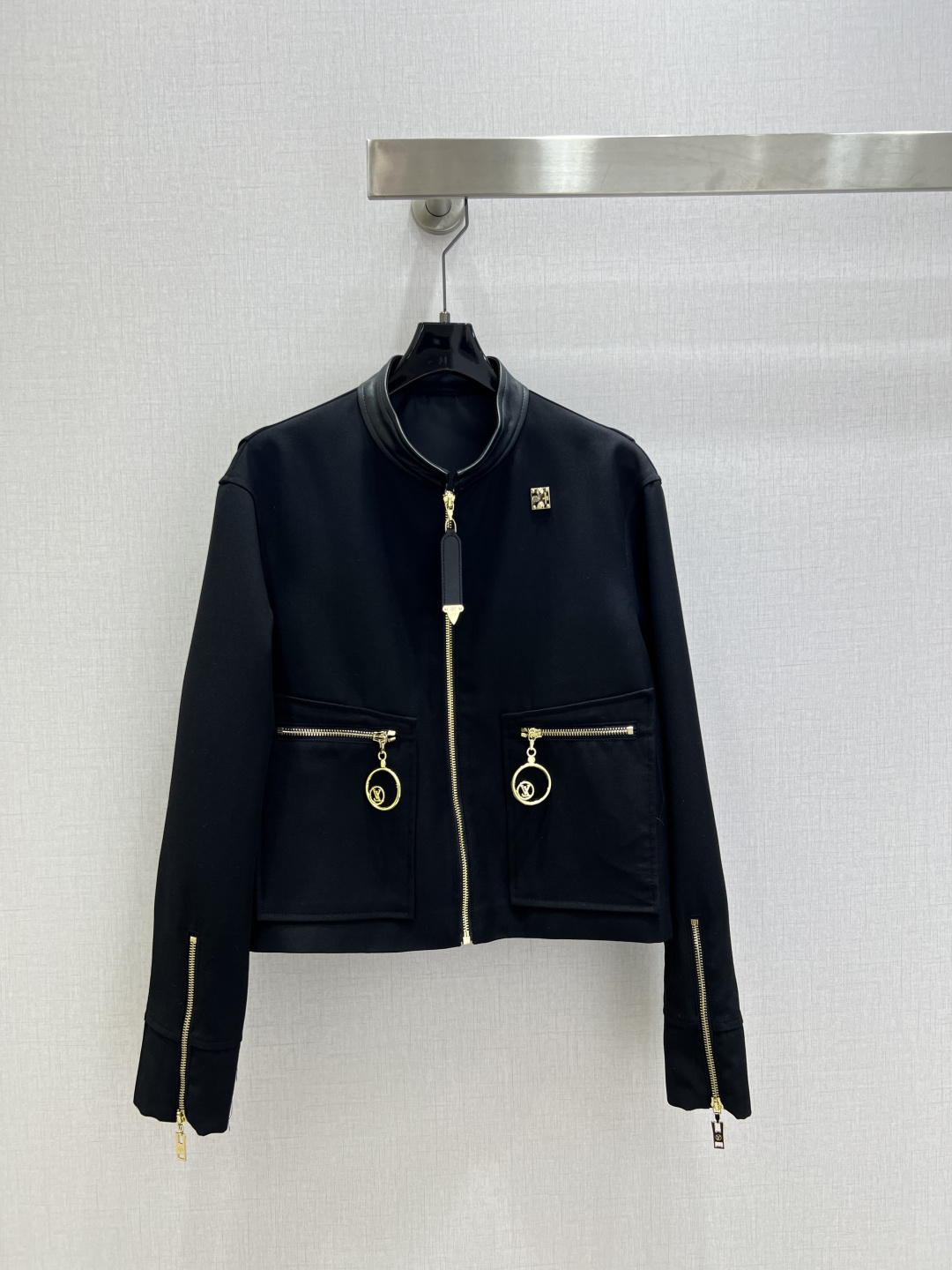 NO:627480,Highly recommended LV*2025 new autumn and winter leather stand-up collar jacket, pleated pocket skirt, separate batches  Customized YB imported fine imitation material, high-quality texture, full appearance, leather small stand-up collar jacket style, zipper placket adjustment for easy putting on and taking off, chest side lock buckle engraved with letter logo, cuff pockets and other places with zipper hollow letters echoing, full of details and texture, creating a low profile  Highlights: The design is rich in layers, adding to the brand's high-end feel. It is paired with a pleated skirt from the same series. The details of the flap pockets at the waist echo the upper and lower parts. The straight micro-A is presented in a symmetrical pleated version. The upper body makes the legs straight and slender. The complete set is fashionable and advanced. One color  SMLXL code high quality outerwear,,louis vuitton,skirts,jackets & coats,jackets & coats,alexander wang19860909强烈推荐 LV*2025秋冬新款 皮革立领夹克外套压褶口袋半裙 分开批 定制YB进口精仿材质,质感高级,品相十足,皮革小立领外套版型,拉链开襟调节轻松穿脱,胸侧锁扣印刻字母徽标,袖口口袋等多处拉链镂空字母呼应,细节质感拉满,打造低调亮点,设计层次丰富,增加品牌高级感,搭配同系列压褶半裙,腰间翻盖口袋处细节上下呼应,直筒微A以对称褶皱版型呈现,上身更显腿部笔直纤细,成套搭配时髦且高级.一个色 SMLXL码 高品质外,,louis vuitton,skirts,jackets & coats,jackets & coats,alexander wang,Women's clothing