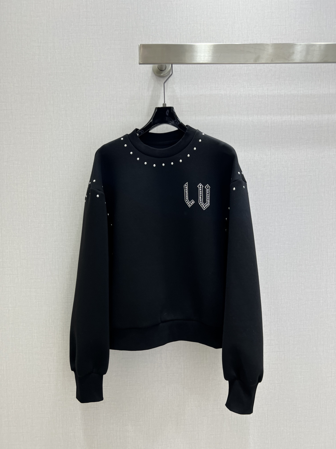 NO:627457,Highly recommended LV*2025 new autumn and winter rivet round neck long-sleeved top  Customized YB air cotton material, breathable and comfortable, full of texture, regular round-neck pullover sweatshirt cut, thick enough to keep warm in autumn and winter. The collar is surrounded by a circle of tung, which echoes the joint of the shoulder sleeves. The iconic letter logo is outlined with tung on one side of the chest. Multiple details collide with each other to strengthen the brand identity. It is fashionable and handsome and has a high-end sense. It creates a personalized style, fashionable and relaxed, and looks stylish when worn alone. One color SMLXL code, high quality ABC, Louis  vuitton,hoodie,sweatshirts,alexander wang19860909强烈推荐 LV*2025秋冬新款 铆钉圆领长袖上衣 定制YB空气全棉材质,透气舒适,质感十足,常规圆领套头卫衣裁剪,秋冬厚度具备保暖功能,领口环绕一圈柳丁,与肩袖衔接处呼应,胸口单侧以柳丁勾勒出标志性字母徽标,摇滚感多重细节碰撞层次,加强品牌标识度,时尚帅气高级感立现,打造个性风格,时髦松弛,单穿内搭都出彩时髦 一个色 SMLXL码 高品质ABC,,louis vuitton,hoodie,sweatshirts,alexander wang,Women's clothing