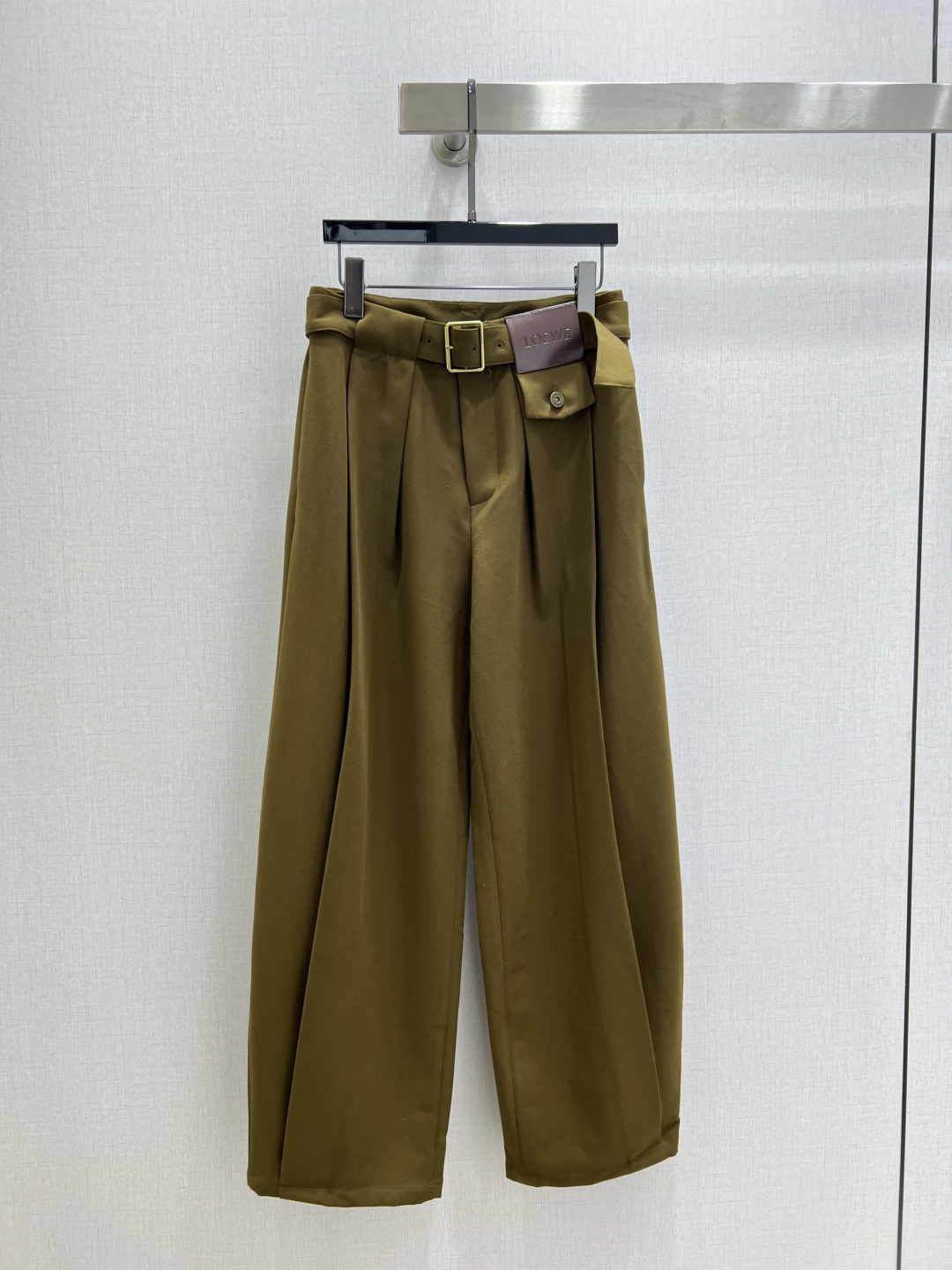 NO:627461,Highly recommended LOE* 2025 new autumn and winter belt leather brand wide-leg trousers. Customized YB imported fine imitation material, glossy texture, comfortable to wear, draped and stylish, perforated waist belt, with leather square mark and letter imprint, brand logo highlights the tonality, pleated design between waist and shoulder, fashionable and western-style, slim and tolerant to wear, showing trendy fashion style. One color SMLXL code, high quality ABC, loewe, alexander wang19860909强烈推荐 LOE*2025秋冬新款 腰带皮牌阔腿长裤 定制YB进口精仿材质,质感光泽,穿搭舒适,垂坠有型,腰间穿孔腰带,配合皮革方标和字母印刻,品牌标识彰显调性,腰挎间压褶设计,时髦洋气,穿搭显瘦包容,展现潮流时尚风格.一个色 SMLXL码 高品质ABC,,loewe,alexander wang,Women's clothing