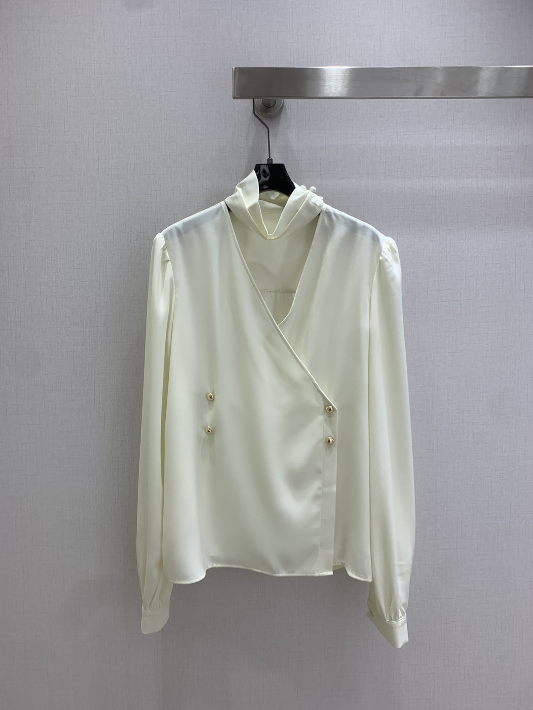 NO:628552,Highly recommended LV* new autumn and winter style hollow simple long-sleeved shirt. Comfortable and stylish. Elegant temperament. Unique design. A timeless item. It can be used perfectly in all kinds of styles ~ High-end ready-made clothing, the details are amazing and the texture is great!  Age reduction, fashion, casual girlishness, highly recommended!  One color SMLXL code high quality ABC, louis vuitton, shirts, alexander wang19860909强烈推荐 LV*秋冬新款 镂空简约长袖衬衫 质感舒适又有型 优雅气质 独特设计 一款永不过时的单品 各种都能完美驾驭～高级成衣做法,细节美到爆 质感棒棒哒！减龄 时尚 休闲少女感,强推！一个色 SMLXL码 高品质ABC,,louis vuitton,shirts,alexander wang,Women's clothing