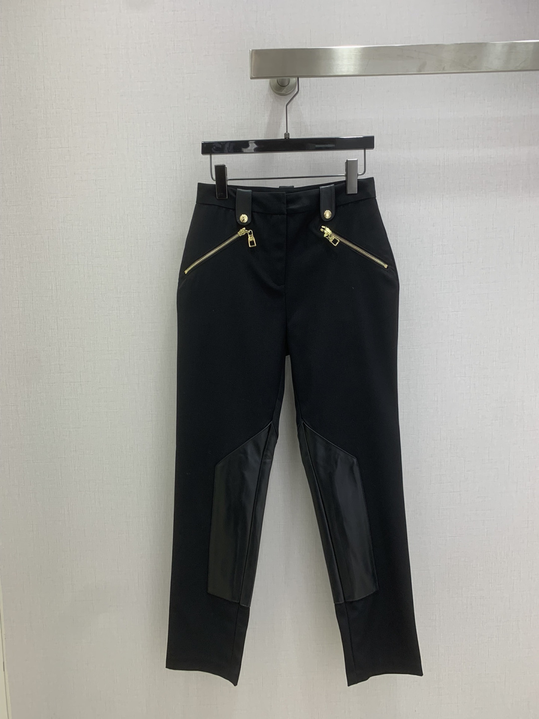 NO:628542,Highly recommended LV* new autumn and winter leather zipper tights [spliced ​​genuine leather] mid-high waist tights, tight and super slim, comfortable and easy to wear, making the body slim and tall!  Super versatile, a must-have for a goddess’ wardrobe. Order it here. One color, SMLXL code. High quality ABC, Louis Vuitton, Alexander Wang19860909强烈推荐 LV*秋冬新款 拼皮拉链紧身长裤【拼接真皮】中高腰紧身裤,紧身超显瘦 舒适好穿上身显瘦又高挑！ 超百搭 女神衣橱必备款.砸单过来吧 一个色 SMLXL码 高品质ABC,,louis vuitton,alexander wang,Women's clothing