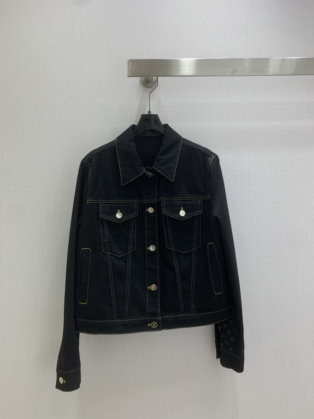 NO:628593,Highly recommended LV* new autumn and winter lapel denim pocket jacket. High-end production ~ super fashionable new denim denim. The fermentation-washed personalized color tone is cool and sassy on the upper body. It is made of customized high-quality twill cotton washed denim fabric. The texture is fine and the cotton feels natural. It is muscular yet soft. The fermentation-washed color is a classic color that is not picky. It is super beautiful!  The details and workmanship are super good, new products are in stock, open the box and grab them. One color, SMLXL code, high quality ABC, Louis Vuitton, jackets & coats, alexander wang19860909强烈推荐 LV*秋冬新款 翻领牛仔口袋外套 高版出品~超时髦新款丹宁牛仔 酵洗个性色调上身又酷又飒爽 采用定制高品质斜纹棉质水洗牛仔面料,纹理细腻,棉感自然,既有筋骨感又不失柔软,酵洗色不挑人的经典色,超级漂亮！细节做工超级好,新品现货开箱开抢 一个色 SMLXL码 高品质ABC,,louis vuitton,jackets & coats,alexander wang,Women's clothing