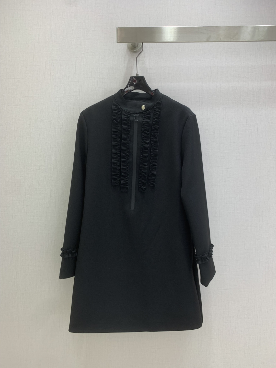 NO:628579,Highly recommend LV*'s new autumn and winter lace button long-sleeved dress, classic design, exquisite and smart upper body, easy to match!  The customized imported fabrics are crisp and stylish, with a full sense of high-end. They are full of texture and fashionable. It is recommended to buy!  The quality of workmanship depends on the details. One color, SMLXL code, high quality ABC, louis vuitton, skirts, alexander wang19860909强烈推荐 LV*秋冬新款 花边纽扣长袖连衣裙,经典款设计,上身精致又干练得体,搭配起来随心应手！定制的进口面料挺括有型,满满的高级感.质感十足,时尚潮流,推荐入手！ 做工品质看细节.一个色 SMLXL码 高品质ABC,,louis vuitton,skirts,alexander wang,Women's clothing