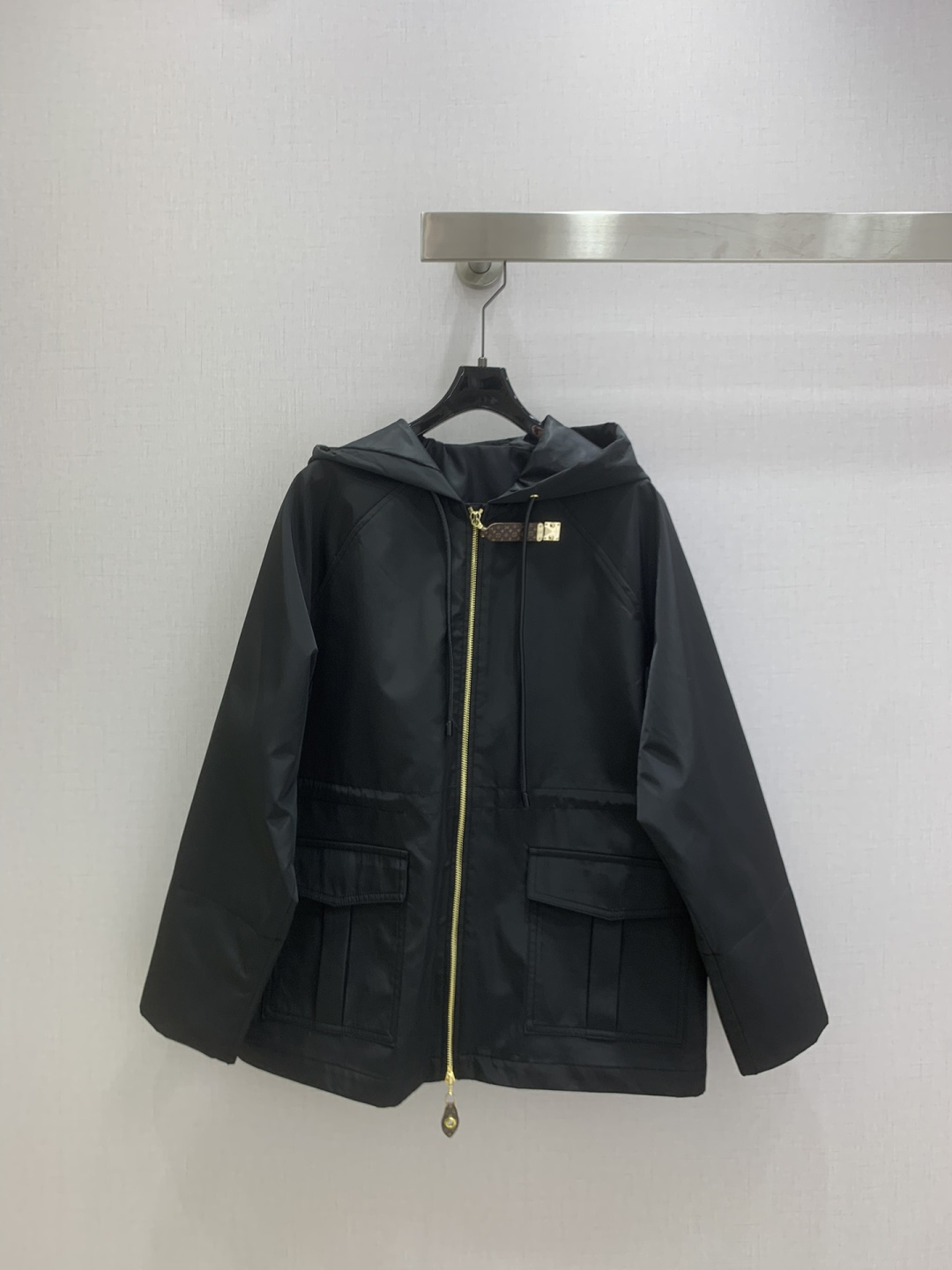 NO:628566,Highly recommend LV*'s new autumn and winter hooded waist zipper jacket. It is an instant hit after shipment. The collision design of work clothes, windbreakers and sun protection clothes is customized. Imported density of imported fabrics. Special materials have a sense of texture. Every small detail is paid great attention to. Just the right sense of high-end. Three-dimensional tailoring makes the upper body of the garment more refined and western-style. Customized hardware buckles in the mold. The real thing is amazing!  One color SMLXL code high quality ABC,,louis vuitton,jackets & coats,hats,alexander wang19860909强烈推荐 LV*秋冬新款 连帽收腰拉链外套 出货即爆单 结合工装与风衣与防晒衣的碰撞设计 定制进口密度进口面料 特殊材质有肌理感 每个小细节都非常注重 恰到好处的高级感 立体剪裁 让成衣上身更为精致洋气 开模定制五金扣 实物太赞啦！一个色 SMLXL码 高品质ABC,,louis vuitton,jackets & coats,hats,alexander wang,Women's clothing