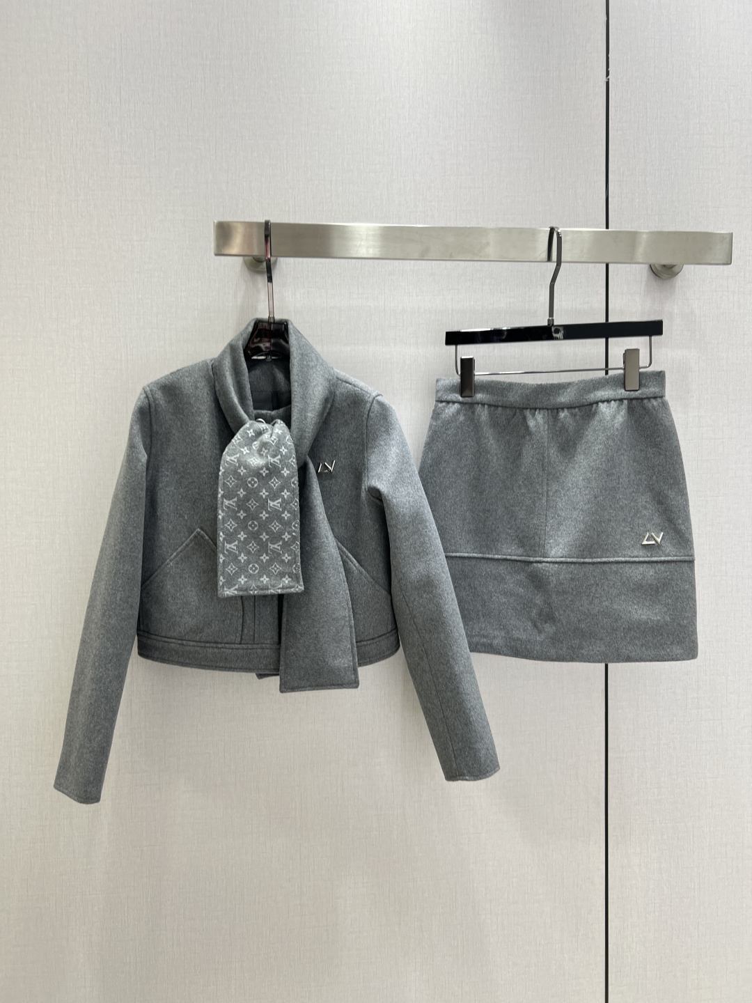 NO:629928,Highly recommended LV*2025 new autumn and winter scarf, double pocket woolen coat, woolen zipper skirt, separate batches  Customized YB imported woolen material, with obvious texture and high-end appearance, two-piece round neck jacket with fake scarf, button-fixed and detachable design, the inside of the hanging collar is covered with four-leaf clover letter logo decoration, which is inadvertently exposed when folded and blown, low-key showing the brand style, and engraved letters  The round buckle echoes, and the symmetrical contour line is rich in layers. It is paired with a straight skirt of the same series. The three-dimensional webbing contour line echoes the upper body jacket. The V-shaped metal logo is embellished at the hem. It is stylish to wear. The upper body of the complete set has a sense of fashion and can be easily controlled for daily commuting. One color  SMLXL code high quality outerwear,,louis vuitton,skirts,jackets & coats,alexander wang19860909强烈推荐 LV*2025秋冬新款 围巾双口袋毛呢外套毛呢拉链半裙 分开批 定制YB进口毛呢材质,肌理明显,品相高级,围巾假两件圆领外套,纽扣固定可拆卸设计,垂落的领边内侧满铺四叶草字母徽标装饰,翻折吹动时不经意外露,低调展现品牌格调,与印刻字母圆扣呼应,配合对称轮廓线丰富层次,搭配同系列直筒半裙,立体织带轮廓线与上半身外套呼应,下摆处V字金属徽标点缀,穿搭有型,成套上身气质不失时尚感,日常通勤都能轻松驾驭.一个色 SMLXL码 高品质外,,louis vuitton,skirts,jackets & coats,alexander wang,Women's clothing