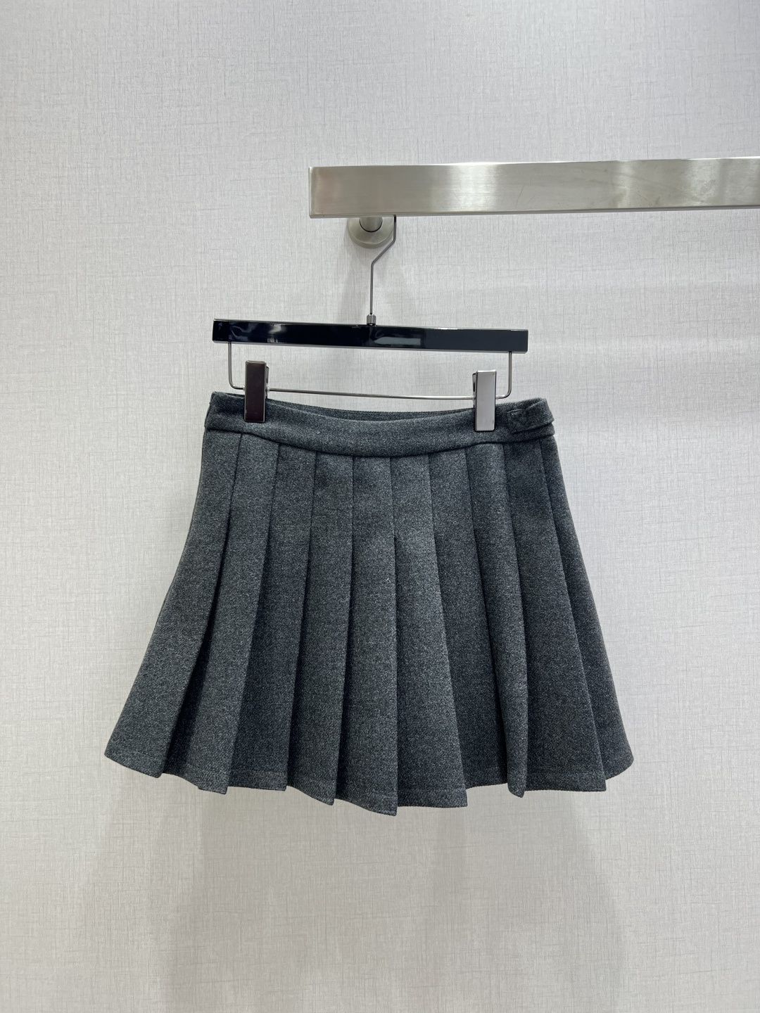 NO:649831,Highly recommended TB* 2025 new autumn and winter Tb button wool pleated skirt. High quality, warm and skin-friendly. Pleated and loose fit. The relaxed college style is more eye-catching and fashionable. It can be worn alone to show a fashionable and western style. Four colors SMLXL code. High quality ABC, skirts, alexander wang19860909强烈推荐 TB* 2025秋冬新款Tb纽扣羊毛压褶半裙 质感上乘,保暖亲肤 百褶宽松版型,穿搭松弛学院风格更吸睛时髦,单穿均能呈现时髦洋气穿搭风格.四个色 SMLXL码 高品质ABC,,skirts,alexander wang,Women's clothing