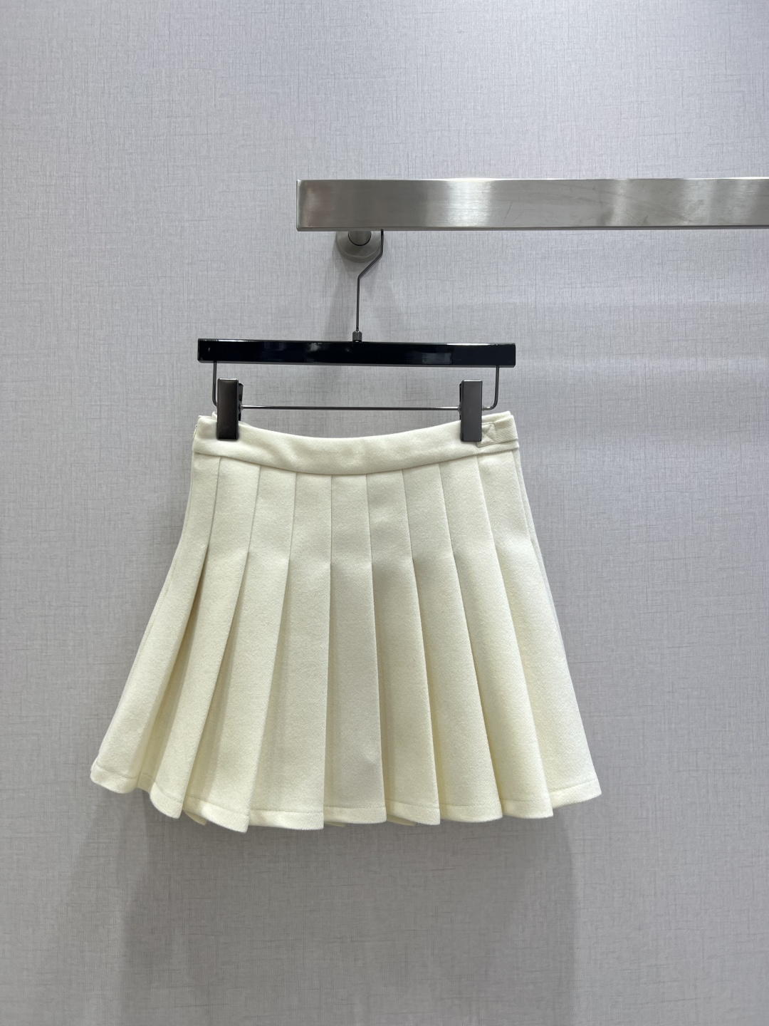 NO:649818,Highly recommended TB* 2025 new autumn and winter Tb button wool pleated skirt. High quality, warm and skin-friendly. Pleated and loose fit. The relaxed college style is more eye-catching and fashionable. It can be worn alone to show a fashionable and western style. Four colors SMLXL code. High quality ABC, skirts, alexander wang19860909强烈推荐 TB* 2025秋冬新款Tb纽扣羊毛压褶半裙 质感上乘,保暖亲肤 百褶宽松版型,穿搭松弛学院风格更吸睛时髦,单穿均能呈现时髦洋气穿搭风格.四个色 SMLXL码 高品质ABC,,skirts,alexander wang,Women's clothing