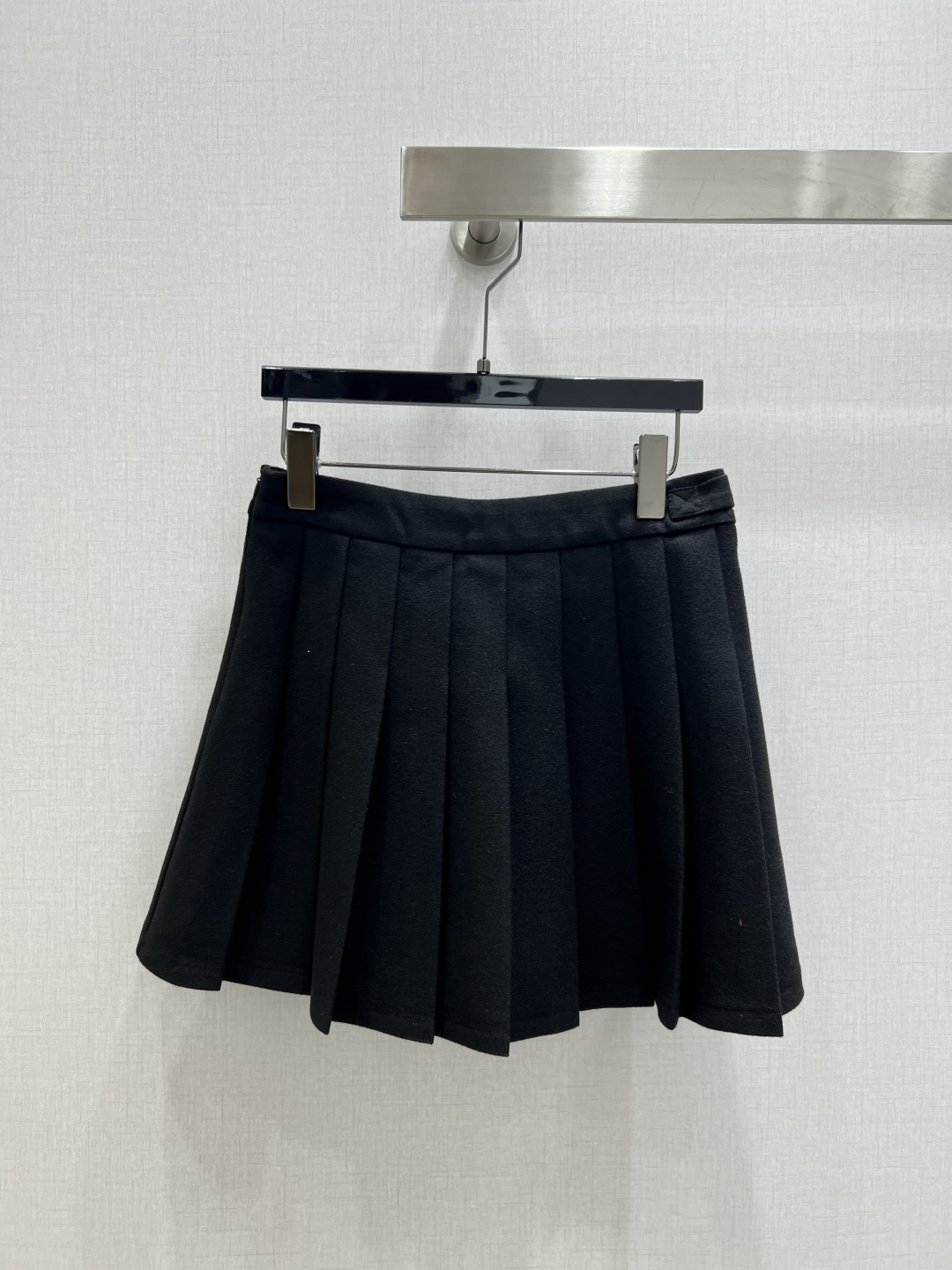 NO:649864,Highly recommended TB* 2025 new autumn and winter Tb button wool pleated skirt. High quality, warm and skin-friendly. Pleated and loose fit. The relaxed college style is more eye-catching and fashionable. It can be worn alone to show a fashionable and western style. Four colors SMLXL code. High quality ABC, skirts, alexander wang19860909强烈推荐 TB* 2025秋冬新款Tb纽扣羊毛压褶半裙 质感上乘,保暖亲肤 百褶宽松版型,穿搭松弛学院风格更吸睛时髦,单穿均能呈现时髦洋气穿搭风格.四个色 SMLXL码 高品质ABC,,skirts,alexander wang,Women's clothing