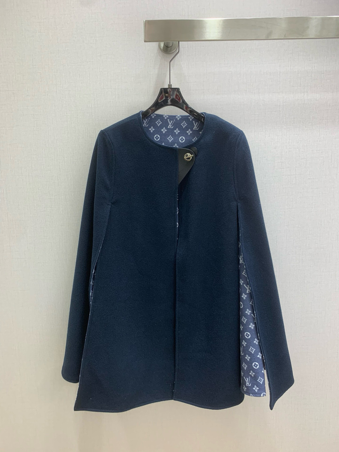 NO:651002,Highly recommended LV*2025 new autumn and winter woolen cape jacket  Customized YB imported wool material, high quality, warm and skin-friendly, round neck silhouette, mid-length cape jacket style, all-purpose navy blue plain color, with collar leather label chain metal buckle fastening, lining with all-over four-leaf clover letter logo, low-key exposure, more old money, loose three-dimensional silhouette  The waist curve is accommodated, and the hands are exposed from the slits on both sides. The relaxed and luxurious style is more eye-catching and fashionable. It can be paired with a series of micro-A short skirts. The one-piece front skirt is fixed with a leather buckle and perforated chain. The inner print echoes up and down. It can be worn as a top or alone to show a fashionable and western style. One color  SMLXL code high quality ABC,,louis vuitton,skirts,jackets & coats,alexander wang19860909强烈推荐 LV*2025秋冬新款 毛呢斗篷外套 定制YB进口羊毛呢材质,质感上乘,保暖亲肤,圆领廓形中长款斗篷外套版型,通体百搭藏蓝素色,搭配领口皮标链条金属扣固定,内衬满铺四叶草字母徽标,低调露出更显老钱,宽松立体廓形包容腰身曲线,手自两侧开衩露出,松弛华贵风格更吸睛时髦,可搭配系列微A短裙,皮扣穿孔链条固定一片式前挡裙摆,内侧印花上下呼应,一套上身或单穿均能呈现时髦洋气穿搭风格.一个色 SMLXL码 高品质ABC,,louis vuitton,skirts,jackets & coats,alexander wang,Women's clothing