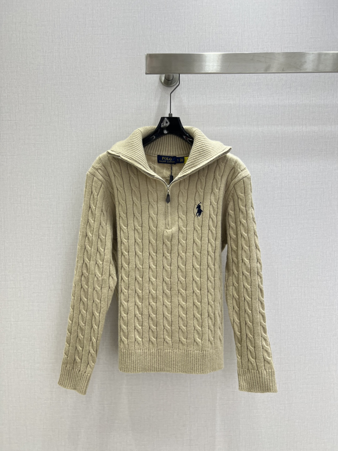 NO:653616,Highly recommended RL*2025 new autumn and winter war horse cable half-zip knitted sweater, loose version, cable width is completely matched!  The yarn is smooth, comfortable and very solid!  This half-open collar is also very popular!  Four colors SML code high quality ABC, sweaters, alexander wang19860909强烈推荐 RL*2025秋冬新款 战马绞花半拉链针织毛衣 宽松版型,绞花宽度完全对版！纱线爽滑舒适并且非常的扎实！这个半开领也是火爆被种草！四个色 SML码 高品质ABC,,sweaters,alexander wang,Women's clothing