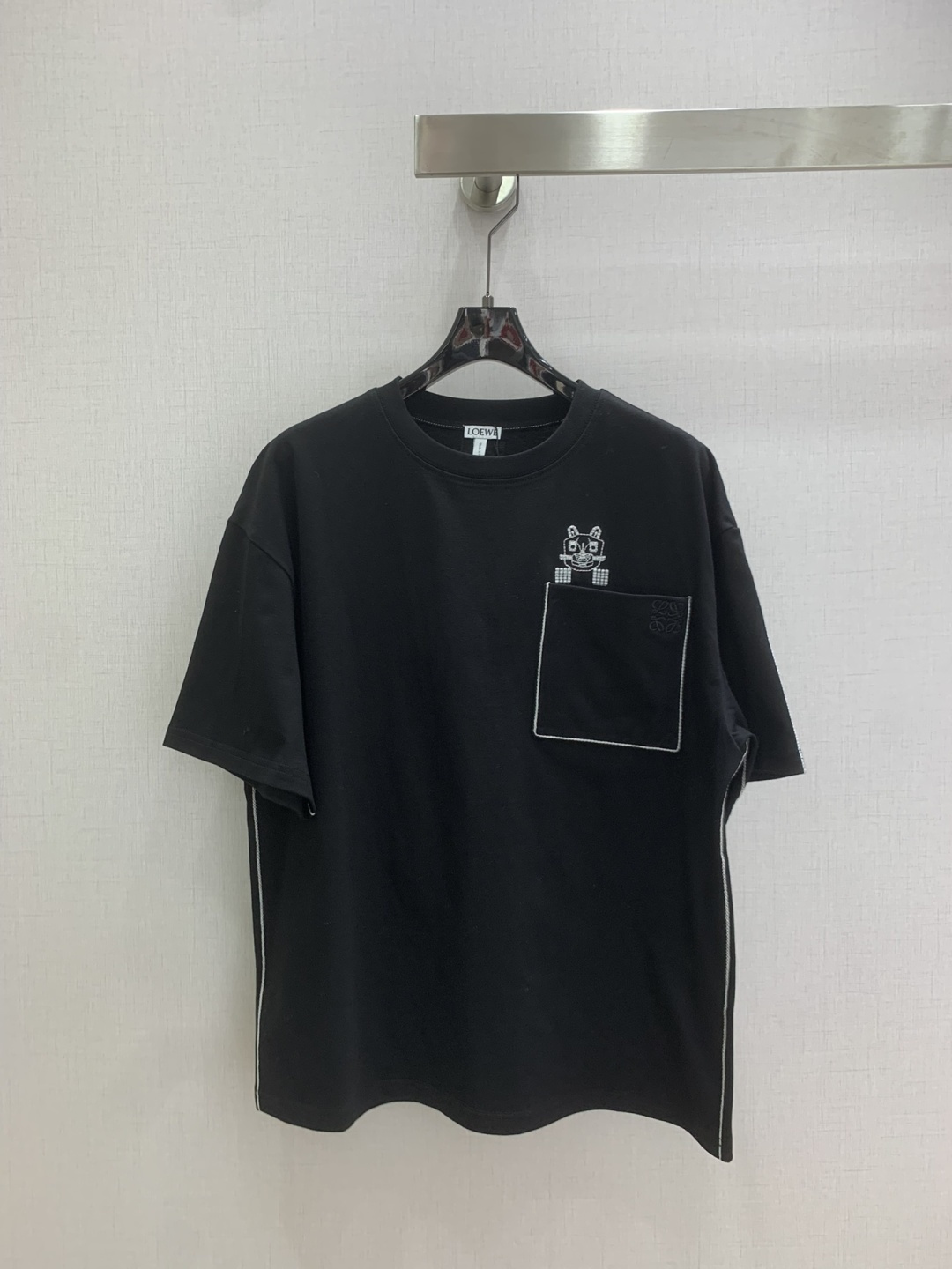 NO:652320,Highly recommended LOE* new autumn and winter round neck embroidered line short-sleeved T-shirt. Customized YB twill cotton material, breathable and comfortable, full texture, embroidered logo decoration on the chest, strengthening brand identity, fashionable and high-end, modifying the body shape, wearing temperament and youthful vitality, a must-have versatile item for everyone. Two colors SML code High quality ABC, loewe, T-shirt, tees, t-shirt, alexander wang19860909强烈推荐 LOE*秋冬新款 圆领刺绣线条短袖T恤 定制YB斜纹全棉材质,透气舒适,质感十足,胸前刺绣徽标装饰,加强品牌标识度,时尚高级感立现,修饰身形,穿出气质和青春活力感,人手必备百搭单品.两个色 SML码 高品质ABC,,loewe,T-shirt,tees，t-shirt,alexander wang,Women's clothing