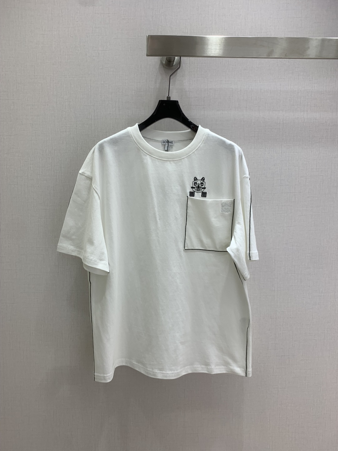 NO:652313,Highly recommended LOE* new autumn and winter round neck embroidered line short-sleeved T-shirt. Customized YB twill cotton material, breathable and comfortable, full texture, embroidered logo decoration on the chest, strengthening brand identity, fashionable and high-end, modifying the body shape, wearing temperament and youthful vitality, a must-have versatile item for everyone. Two colors SML code High quality ABC, loewe, T-shirt, tees, t-shirt, alexander wang19860909强烈推荐 LOE*秋冬新款 圆领刺绣线条短袖T恤 定制YB斜纹全棉材质,透气舒适,质感十足,胸前刺绣徽标装饰,加强品牌标识度,时尚高级感立现,修饰身形,穿出气质和青春活力感,人手必备百搭单品.两个色 SML码 高品质ABC,,loewe,T-shirt,tees，t-shirt,alexander wang,Women's clothing