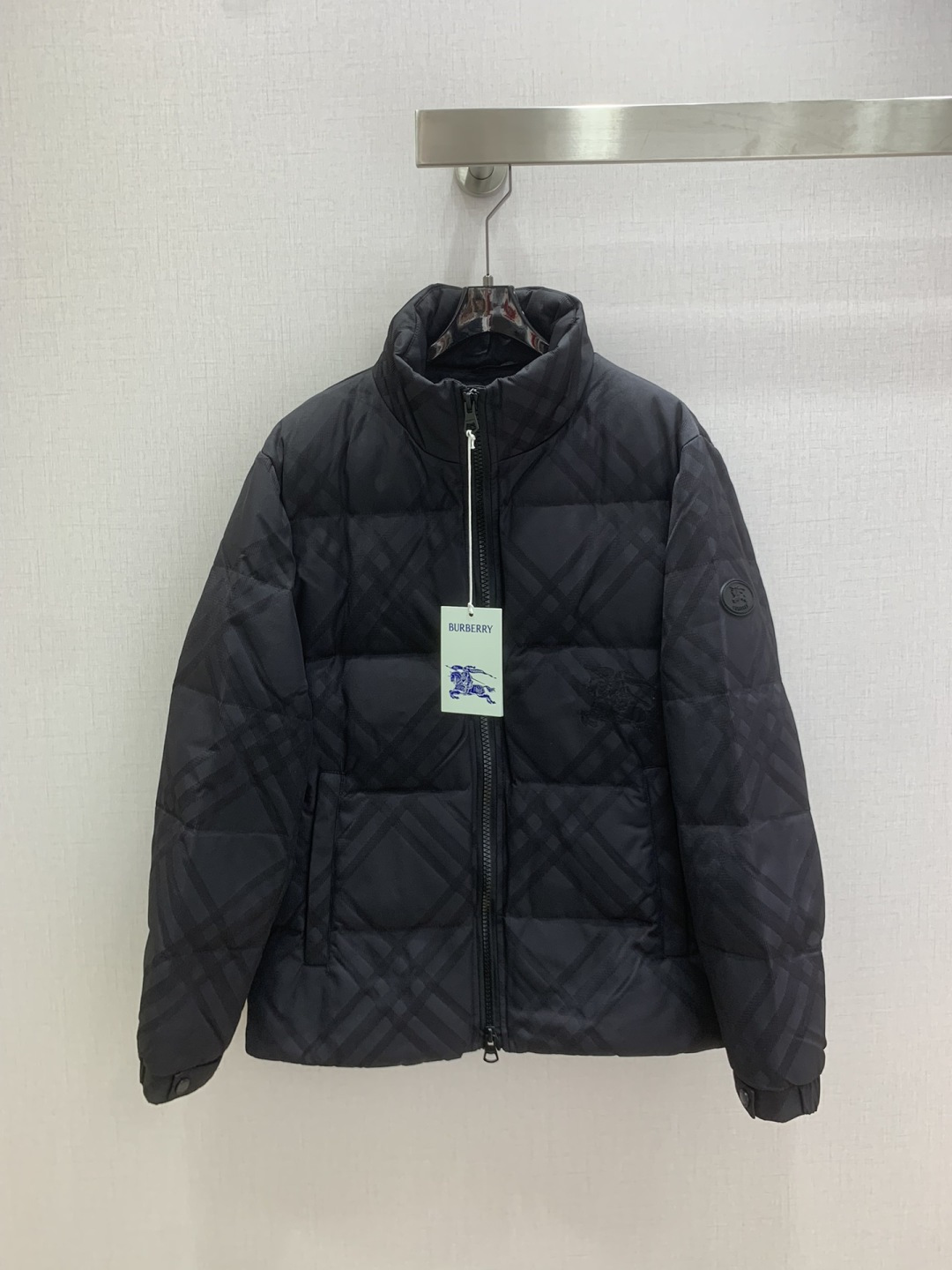 NO:652304,Comes with dust bag, highly recommended BUR* new fall and winter stand collar war horse dark pattern down jacket  Customized YB imported jacquard windproof and waterproof nylon material, the process is restored and the material is upgraded to improve the cold protection function in autumn and winter. The interior is filled with white duck down, and the whole piece is light and warm. The large body has a large area of ​​the iconic plaid dark pattern and the war horse pattern on the chest, and the glue badges on the sleeve sides echo it. It is rich in layers and full of high-end. The torso uses rectangular embossing. The design is rich and varied, showing a low-key sense of high-end, fashionable and warm. One color code 4850525456  High quality ABC,,burberry,jackets & coats,down jacket,alexander wang19860909配防尘袋强烈推荐 BUR*秋冬新款 立领战马暗纹羽绒外套 定制YB进口提花防风防水尼龙材质,其工艺还原,升级材质,提升秋冬御寒功能,白鸭绒填充内里,整件轻盈保暖.大身大面积标志性格纹暗纹胸前战马图案,袖侧滴胶徽章呼应,层次丰富,高级感满满,躯干采用长方格压纹,设计丰富多变,彰显低调高级感,穿搭时尚保暖.一个色 4850525456码 高品质ABC,,burberry,jackets & coats,down jacket,alexander wang,Women's clothing