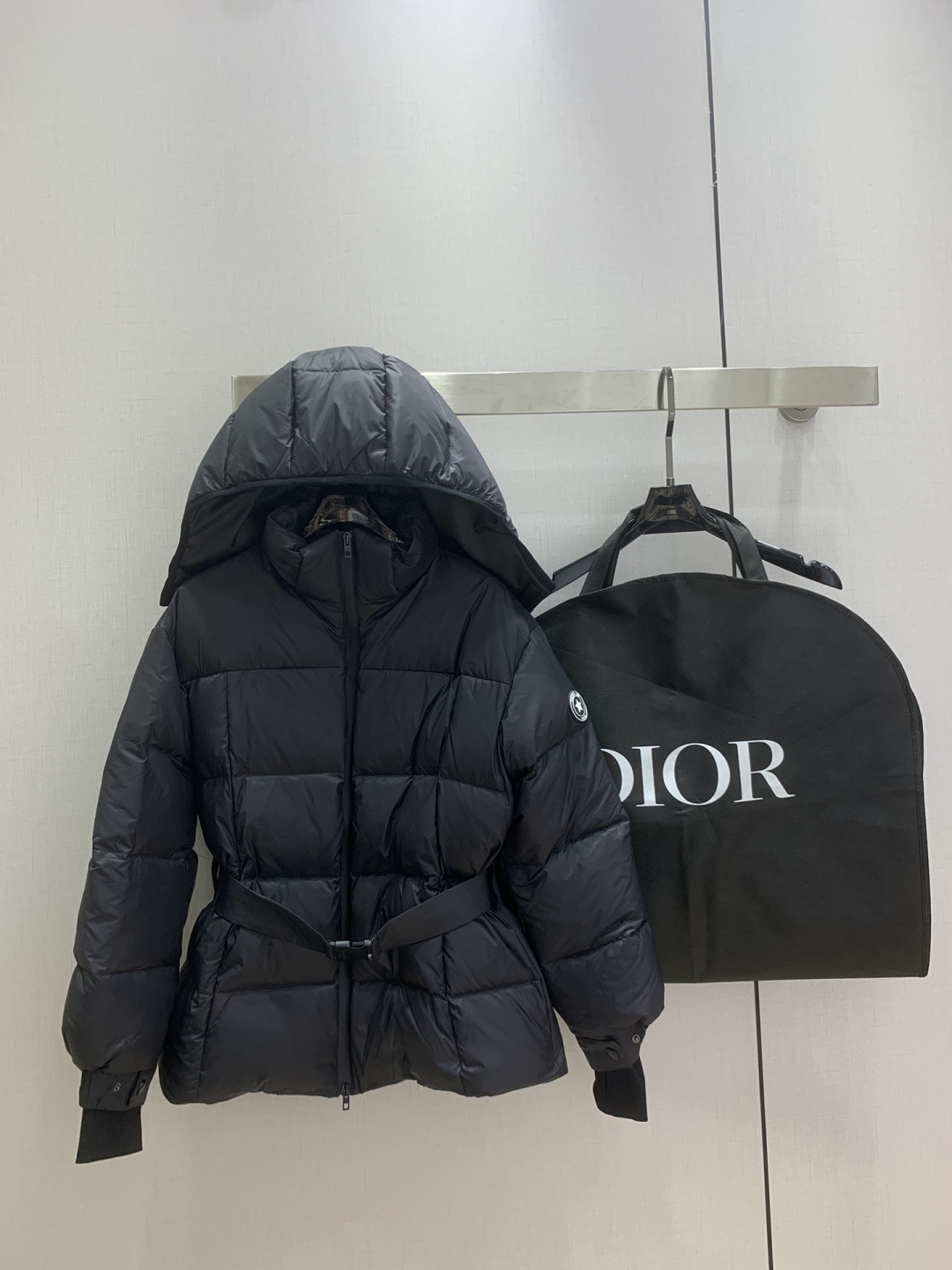 NO:652295,Comes with dust bag, highly recommended DIO* new autumn and winter removable hooded belt down jacket  Customized YB imported windproof and waterproof nylon material, down-filled lining, the whole piece is light and warm, detachable hooded stand-up collar two-wear down jacket, warm and not bulky, more wearable, whole body rectangular embossed, front zipper with elastic cuffs  Fastened with force threads and snap buttons, it is the first choice for layering in autumn and winter, with a high-end style. The elastic snap belt at the waist outlines the curves and divides the proportions. Even down can highlight the figure. The five-pointed star badges on the sleeves and arms highlight the style, making the outfit slim and stylish. Comes with dust bag  Two colors SMLXL code High quality ABC, dior, jackets & coats, down jacket, hats, alexander wang19860909配防尘袋强烈推荐 DIO*秋冬新款 可拆卸连帽腰带羽绒外套 定制YB进口防风防水尼龙材质,羽绒填充内里,整件轻盈保暖,可拆卸连帽立领两穿羽绒外套,暖和不显臃肿,穿搭性更强,通体长方形压纹,前襟拉链搭配袖口弹力螺纹和按扣固定,秋冬叠穿首选,高级洋气.腰间弹力按扣腰带,勾勒曲线划分比例,即使是羽绒也能凸显身材.袖臂五角星徽章彰显格调,穿搭修身洋气.配防尘袋 两个色 SMLXL码 高品质ABC,,dior,jackets & coats,down jacket,hats,alexander wang,Women's clothing