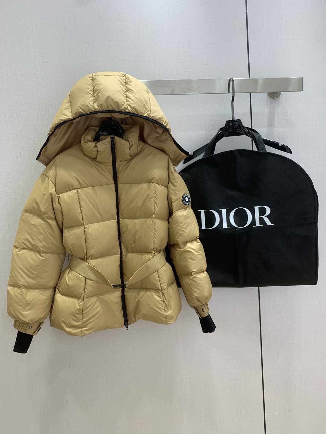 NO:652285,Comes with dust bag, highly recommended DIO* new autumn and winter removable hooded belt down jacket  Customized YB imported windproof and waterproof nylon material, down-filled lining, the whole piece is light and warm, detachable hooded stand-up collar two-wear down jacket, warm and not bulky, more wearable, whole body rectangular embossed, front zipper with elastic cuffs  Fastened with force threads and snap buttons, it is the first choice for layering in autumn and winter, with a high-end style. The elastic snap belt at the waist outlines the curves and divides the proportions. Even down can highlight the figure. The five-pointed star badges on the sleeves and arms highlight the style, making the outfit slim and stylish. Comes with dust bag  Two colors SMLXL code High quality ABC, dior, jackets & coats, down jacket, hats, alexander wang19860909配防尘袋强烈推荐 DIO*秋冬新款 可拆卸连帽腰带羽绒外套 定制YB进口防风防水尼龙材质,羽绒填充内里,整件轻盈保暖,可拆卸连帽立领两穿羽绒外套,暖和不显臃肿,穿搭性更强,通体长方形压纹,前襟拉链搭配袖口弹力螺纹和按扣固定,秋冬叠穿首选,高级洋气.腰间弹力按扣腰带,勾勒曲线划分比例,即使是羽绒也能凸显身材.袖臂五角星徽章彰显格调,穿搭修身洋气.配防尘袋 两个色 SMLXL码 高品质ABC,,dior,jackets & coats,down jacket,hats,alexander wang,Women's clothing