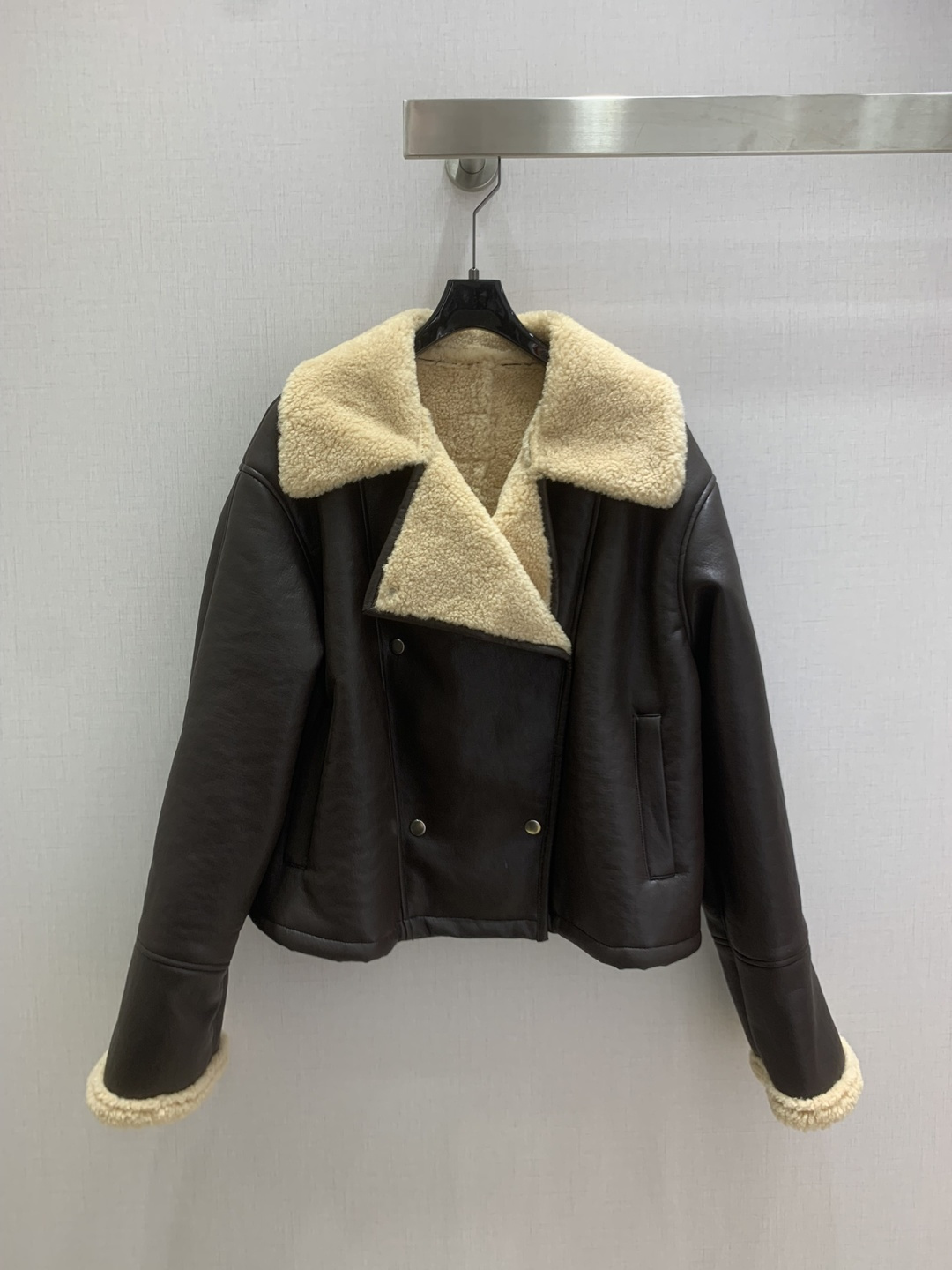 NO:652274,Highly recommended LOE* new autumn and winter leather plush lapel jacket  Customized YB imported environmentally friendly fur integrated material, the outer layer is cold-resistant leather, delicate and smooth, the inner Teddy short velvet is warm and solid, and is exposed through folded lapels and cuffs, forming a splicing and collision of colors and fabrics with the body, full of design, the two-fold collar can be buttoned to realize two wears, with double-breasted buttons, adding three-dimensional wear, and the iconic letters on the back collar are decorated to present the brand concept. The upper body is handsome, fashionable and free-spirited, and can be matched casually in autumn and winter. Two colors  SMLXL code high quality ABC,,loewe,jackets & coats,alexander wang19860909强烈推荐 LOE*秋冬新款 皮革毛绒翻领外套 定制YB进口环保皮毛一体材质,外层御寒皮革面,细腻光滑,内侧泰迪短绒保暖扎实,并通过翻领和袖口翻折外露,与大身形成颜色和面料拼接碰撞,设计感拉满,两折领边可系扣实现以一衣两穿,配合双排扣,增添立体穿搭,后领标志性字母装饰,呈现品牌理念,上身帅气十足,时尚不失洒脱,秋冬随意搭配.两个色 SMLXL码 高品质ABC,,loewe,jackets & coats,alexander wang,Women's clothing