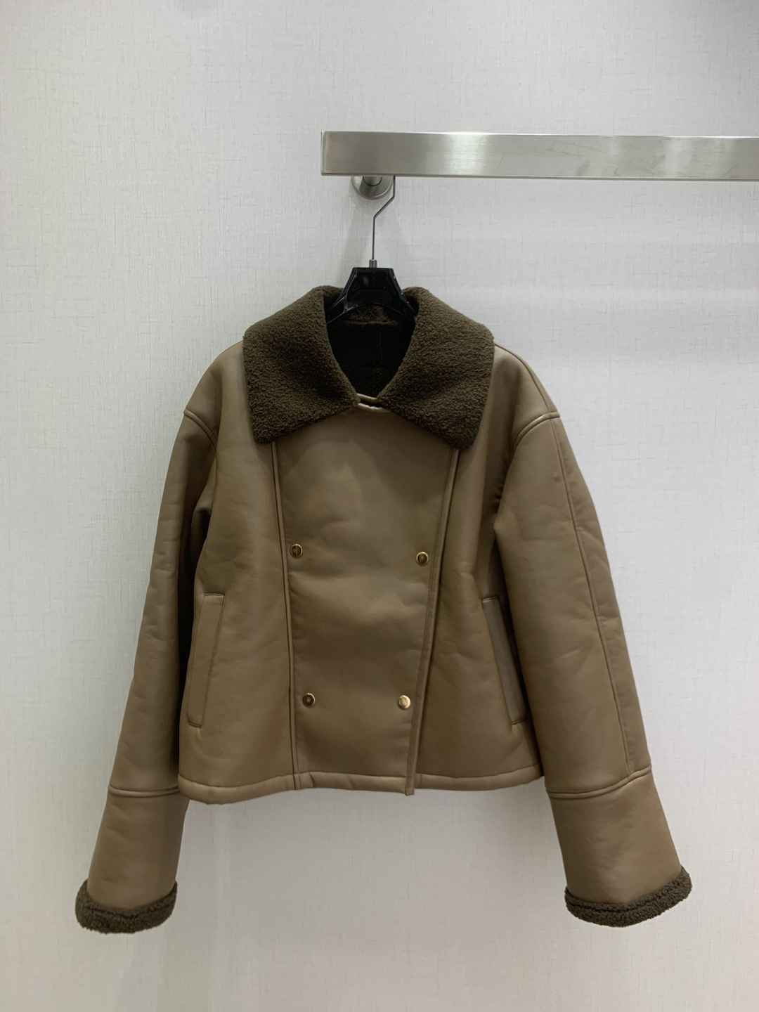 NO:652260,Highly recommended LOE* new autumn and winter leather plush lapel jacket  Customized YB imported environmentally friendly fur integrated material, the outer layer is cold-resistant leather, delicate and smooth, the inner Teddy short velvet is warm and solid, and is exposed through folded lapels and cuffs, forming a splicing and collision of colors and fabrics with the body, full of design, the two-fold collar can be buttoned to realize two wears, with double-breasted buttons, adding three-dimensional wear, and the iconic letters on the back collar are decorated to present the brand concept. The upper body is handsome, fashionable and free-spirited, and can be matched casually in autumn and winter. Two colors  SMLXL code high quality ABC,,loewe,jackets & coats,alexander wang19860909强烈推荐 LOE*秋冬新款 皮革毛绒翻领外套 定制YB进口环保皮毛一体材质,外层御寒皮革面,细腻光滑,内侧泰迪短绒保暖扎实,并通过翻领和袖口翻折外露,与大身形成颜色和面料拼接碰撞,设计感拉满,两折领边可系扣实现以一衣两穿,配合双排扣,增添立体穿搭,后领标志性字母装饰,呈现品牌理念,上身帅气十足,时尚不失洒脱,秋冬随意搭配.两个色 SMLXL码 高品质ABC,,loewe,jackets & coats,alexander wang,Women's clothing