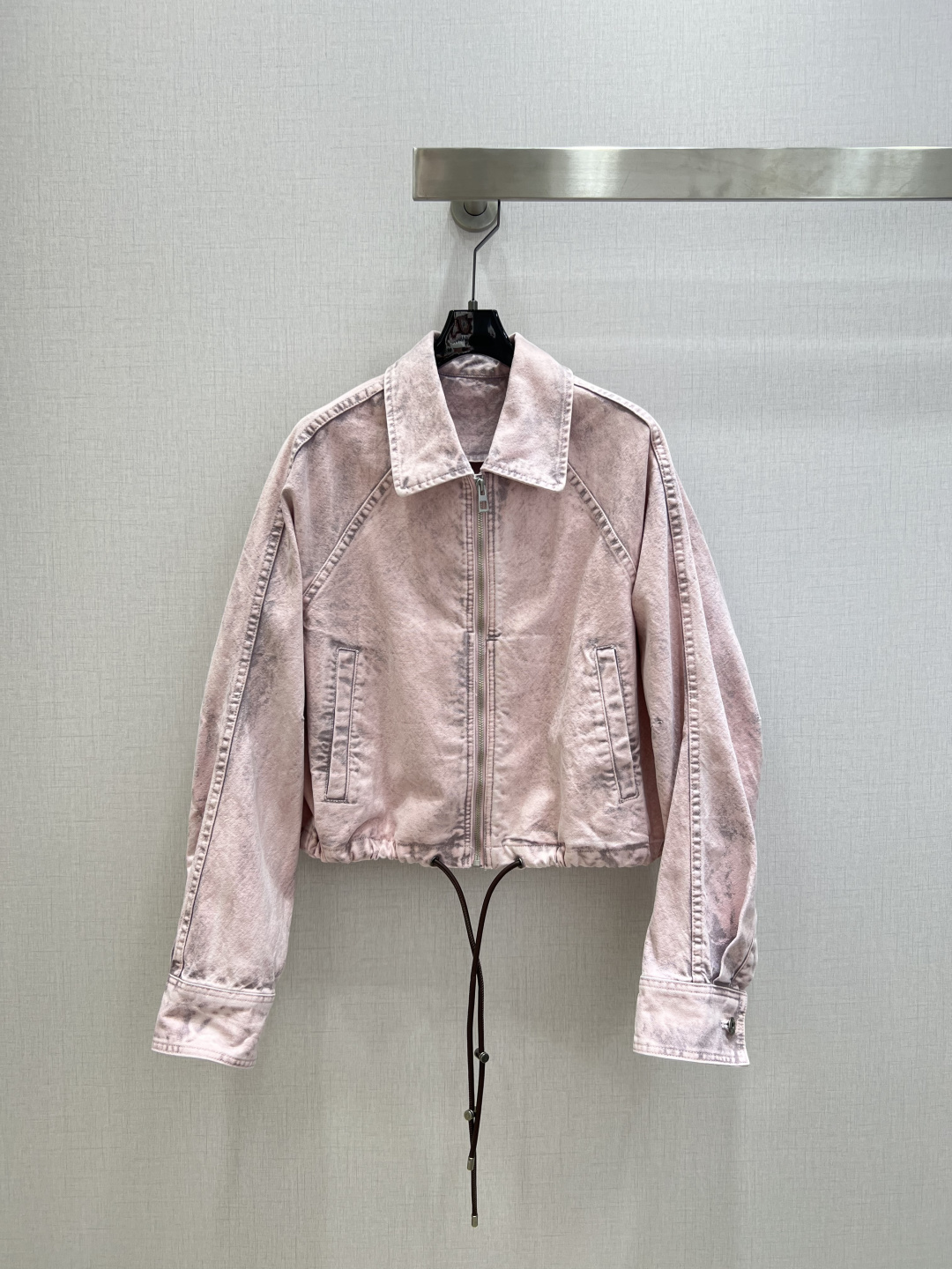 NO:653645,Highly recommended LOE* 2025 autumn and winter new style retro distressed jacket, belt, pleated distressed trousers, separate batches, three-dimensional tailoring of the whole piece, all-round exquisite star wear, super covering the upper body and slimming, super stretched leg proportions, a great item to match, simple, wearing a refreshing and fashionable sense of high-end, everyday elegant and fashionable, very versatile, the color is beautiful, the fabric is high-end and textured, a must-have for dates and shopping, one color SML code, high quality, loewe, jackets  & coats,jackets & coats,alexander wang19860909强烈推荐 LOE*2025秋冬新款 复古做旧夹克外套腰带压褶做旧长裤 分开批 整件立体剪裁 全方位精致做明星穿搭 上身超级遮肉显瘦 超拉腿部比例 巨好搭配的单品 简简单单 穿出清爽时髦的高级感 日常优雅又时髦巨百搭 颜色很好看 面料高级又有质感 约会逛街必备 一个色 SML码 高品质外,,loewe,jackets & coats,jackets & coats,alexander wang,Women's clothing