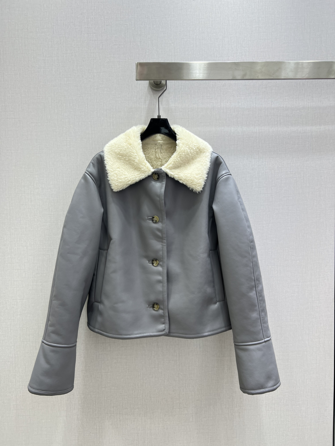 NO:654684,Highly recommended LOE* 2025 new autumn and winter plush lapel jacket, environmentally friendly fur jacket, a must-have for fashionistas. The dressing function is particularly powerful. You can create a taller and slimmer upper body effect at will, with a handsome and casual American high-street temperament!  Highly recommended for self-retention. The imported fabrics are of great texture!  The quality of workmanship depends on the details. One color, SMLXL code, high quality ABC, loewe, jackets & coats, alexander wang19860909强烈推荐 LOE*2025秋冬新款 毛绒翻领外套 环保皮毛外套 时髦精必入 穿搭的功能特别强大 随意打造显高显瘦的上身效果,美式高街帅气随性气质！强烈推荐自留款 进口面料质感超赞！做工品质看细节 一个色 SMLXL码 高品质ABC,,loewe,jackets & coats,alexander wang,Women's clothing