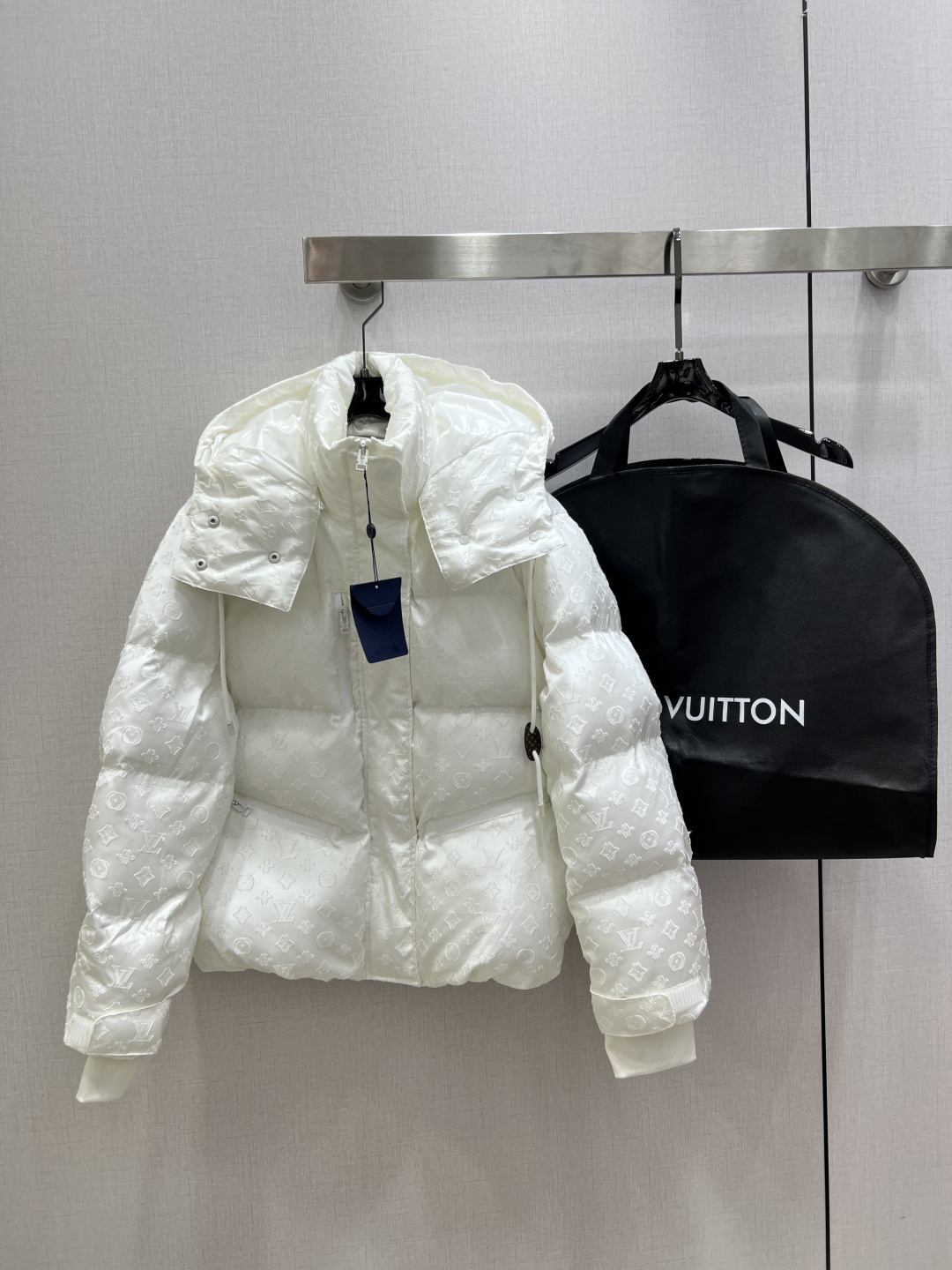 NO:654705,Comes with a dust bag. Highly recommended. LV*2025 new autumn and winter jacquard hooded down jacket. Jacquard fabric is classic and stylish. It can be perfectly controlled in all kinds of styles~High-end ready-made clothing, the details are amazing!  Exquisite and everyday, easy to control!  The texture is great!  Age reduction, fashion, casual girlishness, highly recommended!  !  Comes with dust bag, two colors, SML code, high quality ABC, Louis Vuitton, jackets & coats, down jacket, hats, alexander wang19860909配防尘袋强烈推荐 LV*2025秋冬新款 提花连帽羽绒服外套 提花面料 经典又有型 各种都能完美驾驭～高级成衣做法,细节美到爆！精美又日常,轻松驾驭！质感棒棒哒！减龄 时尚 休闲少女感,强推！！配防尘袋 两个色 SML码 高品质ABC,,louis vuitton,jackets & coats,down jacket,hats,alexander wang,Women's clothing