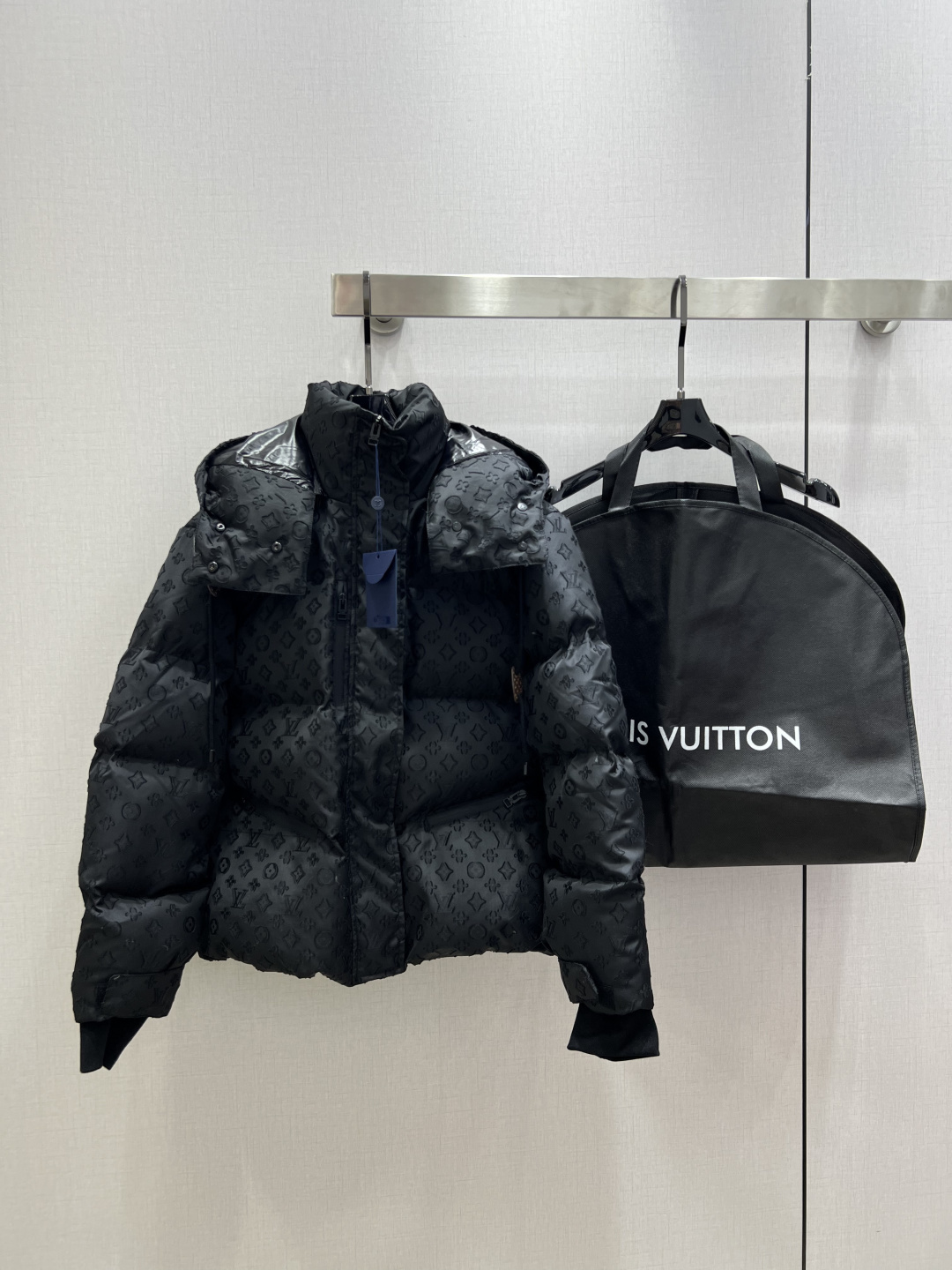 NO:654697,Comes with a dust bag. Highly recommended. LV*2025 new autumn and winter jacquard hooded down jacket. Jacquard fabric is classic and stylish. It can be perfectly controlled in all kinds of styles~High-end ready-made clothing, the details are amazing!  Exquisite and everyday, easy to control!  The texture is great!  Age reduction, fashion, casual girlishness, highly recommended!  !  Comes with dust bag, two colors, SML code, high quality ABC, Louis Vuitton, jackets & coats, down jacket, hats, alexander wang19860909配防尘袋强烈推荐 LV*2025秋冬新款 提花连帽羽绒服外套 提花面料 经典又有型 各种都能完美驾驭～高级成衣做法,细节美到爆！精美又日常,轻松驾驭！质感棒棒哒！减龄 时尚 休闲少女感,强推！！配防尘袋 两个色 SML码 高品质ABC,,louis vuitton,jackets & coats,down jacket,hats,alexander wang,Women's clothing