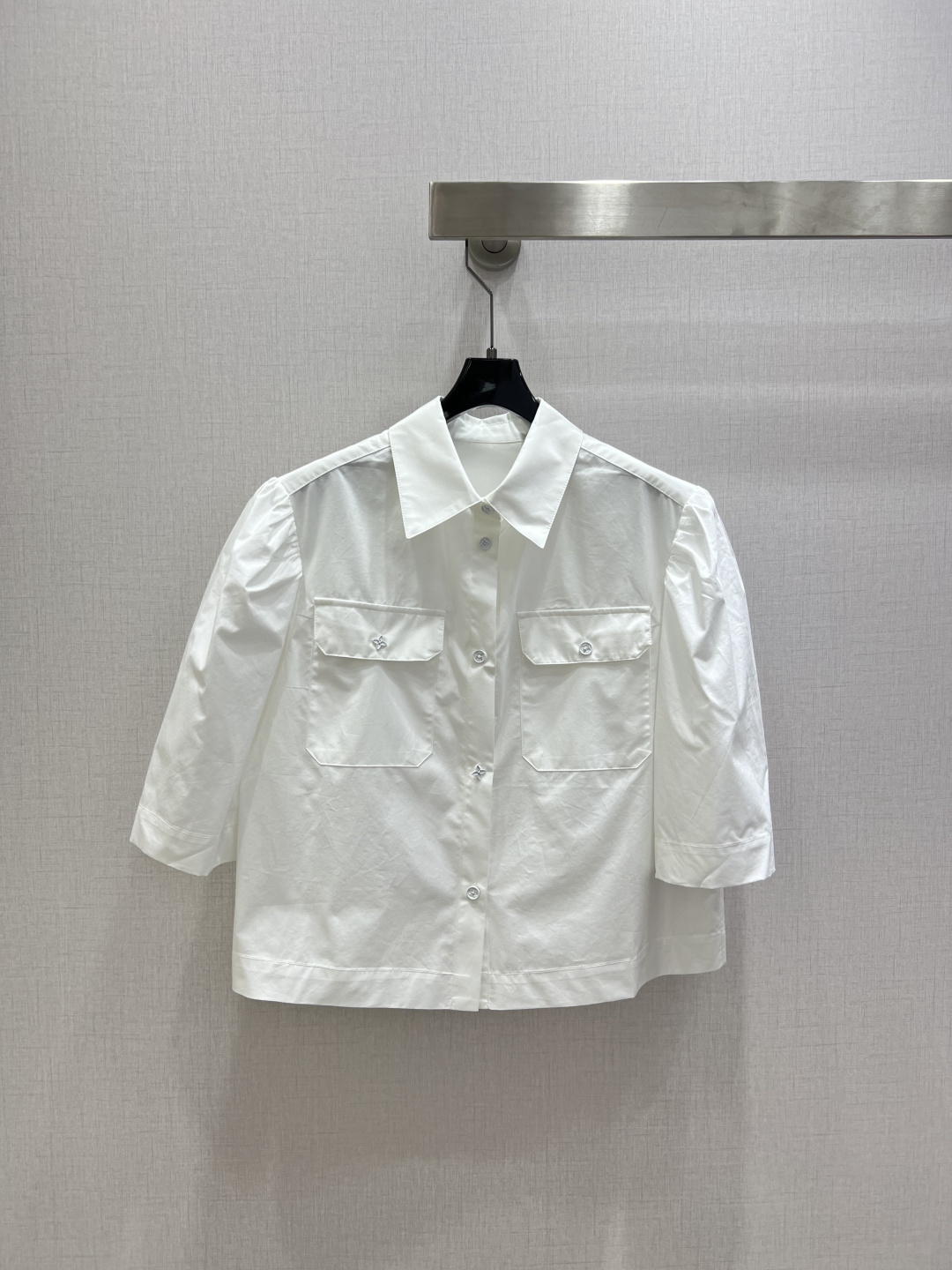 NO:654688,Highly recommended LV*2025 new autumn and winter lapel short-sleeved shirt. Low-key luxury three-dimensional tailoring. Streamlined line design. Noble and elegant yet full of gentle and intellectual temperament. Imported special materials. You will be amazed when you receive it. The texture of the customized fabric is amazing!  One color SML code high quality ABC,,louis vuitton,shirts,T-shirt,alexander wang19860909强烈推荐 LV*2025秋冬新款 翻领短款短袖衬衫 低调奢华立体剪裁 精简线条感设计 高贵典雅又尽显温柔知性的气质 进口特殊材质 收到手会很惊艳 定制面料质感超赞！一个色 SML码 高品质ABC,,louis vuitton,shirts,T-shirt,alexander wang,Women's clothing