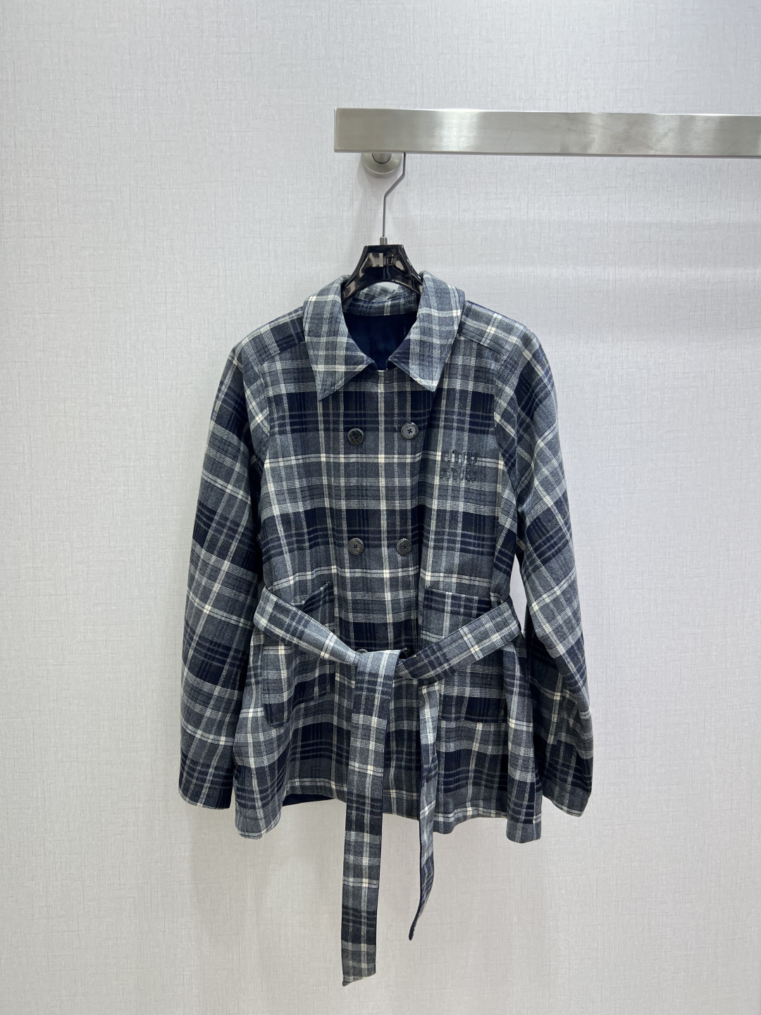 NO:654678,Highly recommended MIU* 2025 new autumn and winter style plaid belt lapel reversible jacket. Instantly sold out. The special material has a sense of texture. Every small detail is paid great attention to. Just the right sense of high-end. Three-dimensional tailoring makes the upper body of the garment more refined and western-style. Customized mold decoration. The real thing is amazing!  Fine workmanship, look at the details, two colors, SML code, high quality ABC,,miumiu,jackets & coats,alexander wang19860909强烈推荐 MIU*2025秋冬新款 格纹腰带翻领双面穿外套 出货即爆单 特殊材质有肌理感 每个小细节都非常注重 恰到好处的高级感 立体剪裁 让成衣上身更为精致洋气 开模定制装饰 实物太赞啦！做工精细看细节 两个色 SML码 高品质ABC,,miumiu,jackets & coats,alexander wang,Women's clothing