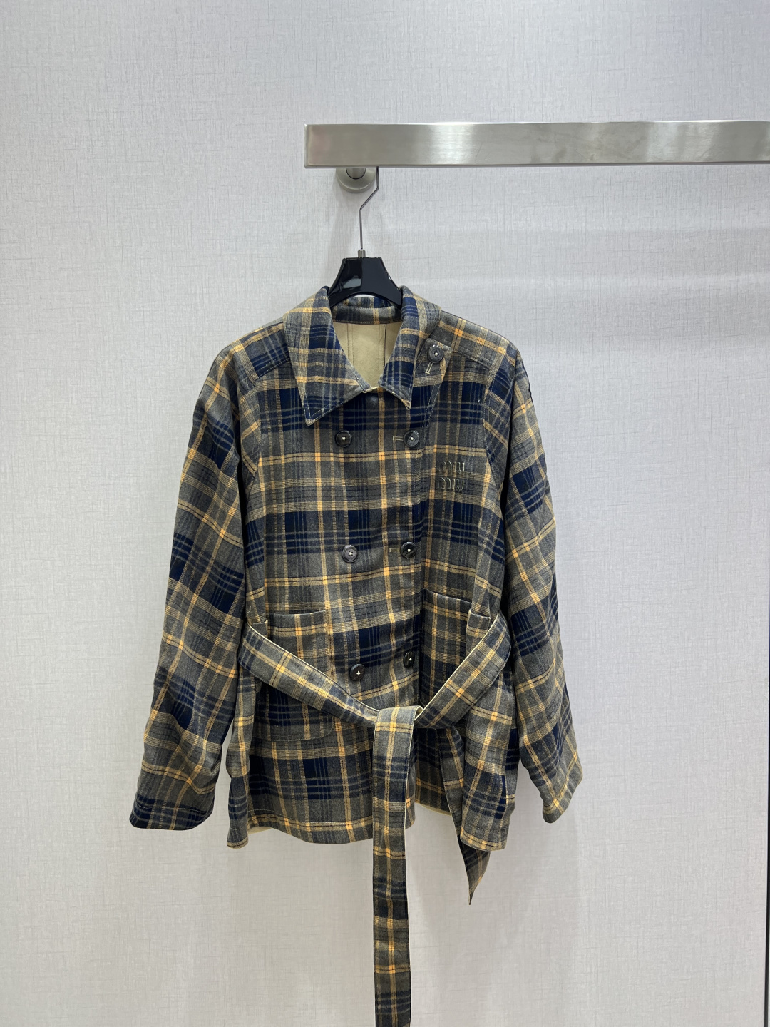 NO:654670,Highly recommended MIU* 2025 new autumn and winter style plaid belt lapel reversible jacket. Instantly sold out. The special material has a sense of texture. Every small detail is paid great attention to. Just the right sense of high-end. Three-dimensional tailoring makes the upper body of the garment more refined and western-style. Customized mold decoration. The real thing is amazing!  Fine workmanship, look at the details, two colors, SML code, high quality ABC,,miumiu,jackets & coats,alexander wang19860909强烈推荐 MIU*2025秋冬新款 格纹腰带翻领双面穿外套 出货即爆单 特殊材质有肌理感 每个小细节都非常注重 恰到好处的高级感 立体剪裁 让成衣上身更为精致洋气 开模定制装饰 实物太赞啦！做工精细看细节 两个色 SML码 高品质ABC,,miumiu,jackets & coats,alexander wang,Women's clothing