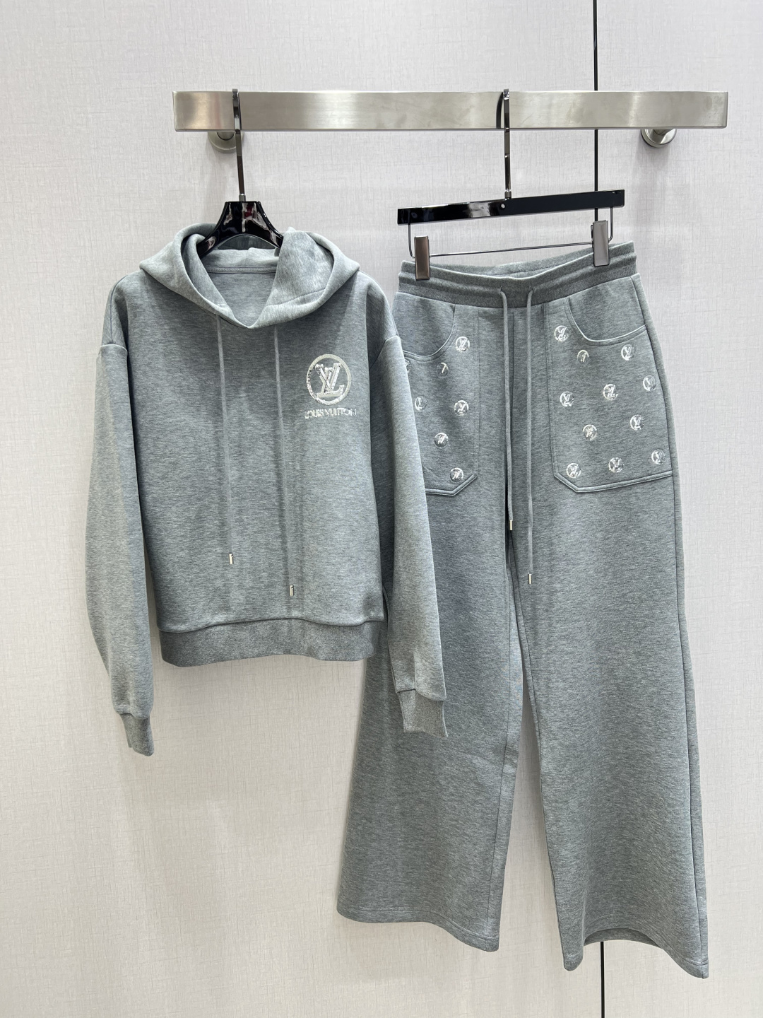 NO:655592,Highly recommended LV*2025 new autumn and winter hooded rhinestone pocket suit. The fabric is extremely comfortable and there is no reason to refuse it. It has a cute style and is OK for daily commuting, regardless of the occasion. The design is unique, the layering is richer, and the small details are a plus. Two colors SML code, high quality ABC, Louis Vuitton, hats, alexander wang19860909强烈推荐 LV*2025秋冬新款 连帽水钻口袋套装 面料舒适度极强 没有理由可以拒绝它.可A可飒的风格,日常通勤穿什么的都是很OK的,不挑场合的.设计独特 层次感更加丰富,满满小细节太加分了 两个色 SML码 高品质ABC,,louis vuitton,hats,alexander wang,Women's clothing