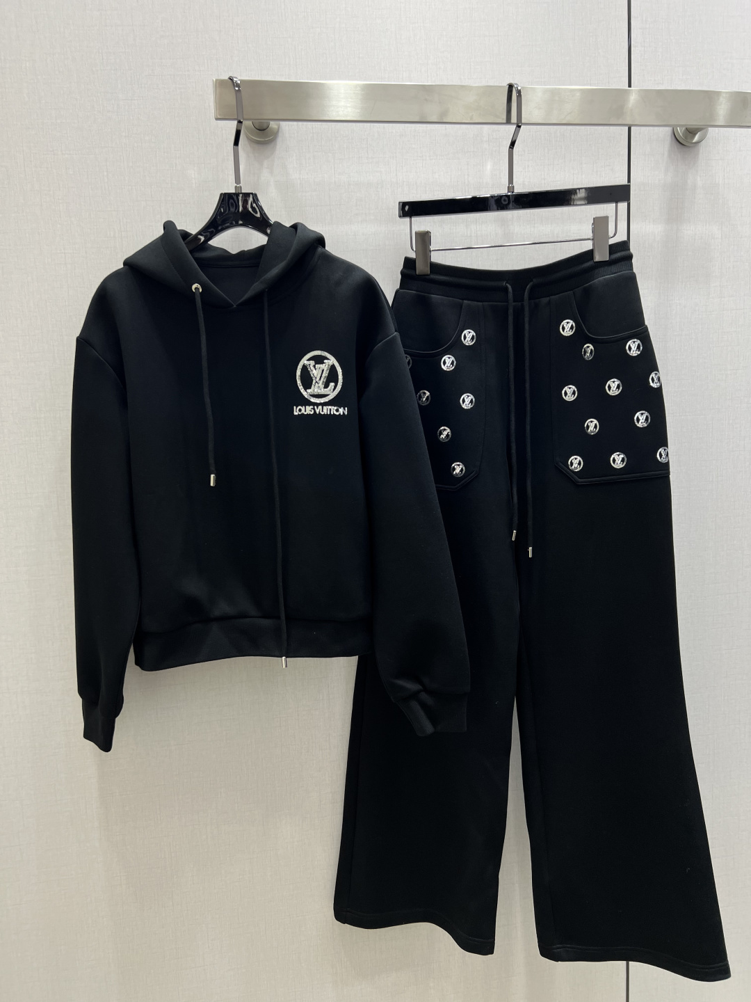 NO:655583,Highly recommended LV*2025 new autumn and winter hooded rhinestone pocket suit. The fabric is extremely comfortable and there is no reason to refuse it. It has a cute style and is OK for daily commuting, regardless of the occasion. The design is unique, the layering is richer, and the small details are a plus. Two colors SML code, high quality ABC, Louis Vuitton, hats, alexander wang19860909强烈推荐 LV*2025秋冬新款 连帽水钻口袋套装 面料舒适度极强 没有理由可以拒绝它.可A可飒的风格,日常通勤穿什么的都是很OK的,不挑场合的.设计独特 层次感更加丰富,满满小细节太加分了 两个色 SML码 高品质ABC,,louis vuitton,hats,alexander wang,Women's clothing