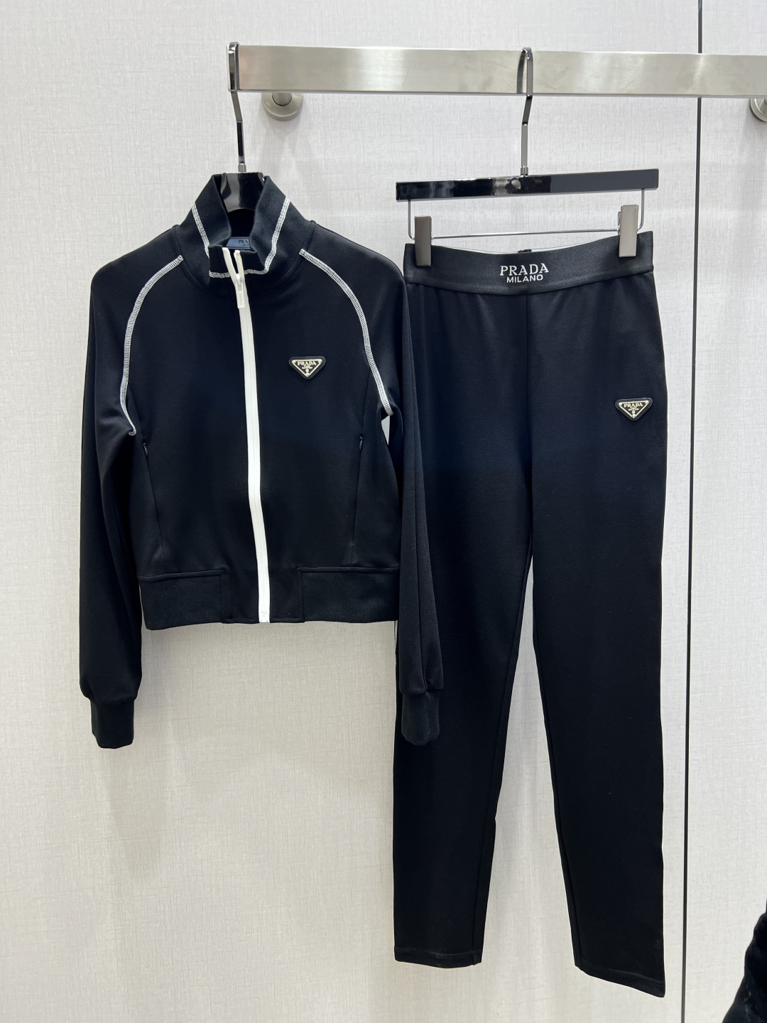 NO:655573,Highly recommended PRA* 2025 new autumn and winter style zipper sports style suit yoga wear sportswear fitness style comfortable and breathable skin-friendly pure cotton with high elasticity comfortable and not easy to deform pressure-free activities high-end comfortable buttocks shaping effect one color SML code high quality ABC, prada, alexander wang19860909强烈推荐 PRA*2025秋冬新款 拉链运动风套装 瑜伽服运动服健身风格 手感舒适透气 亲肤纯棉高弹力 舒适不易变形 无压力活动 高端舒适提臀塑型效果 一个色 SML码 高品质ABC,,prada,alexander wang,Women's clothing