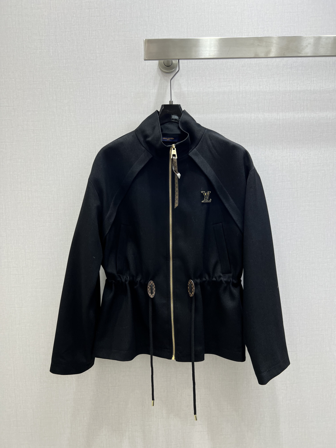 NO:655563,Highly recommended LV* 2025 new autumn and winter hooded zippered waist jacket. It is an instant hit after shipment. The special material has a sense of texture. Every small detail is paid great attention to. It has just the right sense of high-end. Three-dimensional tailoring makes the upper body of the garment more refined and western-style. The mold is customized for decoration. The real thing is amazing!  Fine workmanship, look at the details, one color SML code, high quality ABC, Louis Vuitton, jackets & coats, hats, alexander wang19860909强烈推荐 LV*2025秋冬新款 连帽拉链收腰外套 出货即爆单 特殊材质有肌理感 每个小细节都非常注重 恰到好处的高级感 立体剪裁 让成衣上身更为精致洋气 开模定制装饰 实物太赞啦！做工精细看细节 一个色 SML码 高品质ABC,,louis vuitton,jackets & coats,hats,alexander wang,Women's clothing