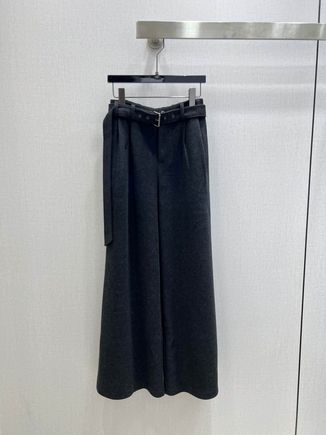 NO:655557,Highly recommend DIO*2025 new autumn and winter belt embroidered wide-leg trousers. Both colors are excellent. Not picky about body shape requirements. The upper body is particularly great!  The style of the matching is also very versatile. Exquisite advanced customization. The texture of the textured fabric is awesome. Retro and elegant. The upper body is cool and handsome, age-reducing and fashionable. Two colors SML code. High quality ABC, dior, alexander wang19860909强烈推荐 DIO*2025秋冬新款 腰带刺绣阔腿长裤 两色都很优秀 不挑剔身形要求 上身特别赞！搭配的风格也很通吃 精致高级定制 富有肌理感的面料质感超赞 复古优雅 上身酷帅减龄时髦精 两个色 SML码 高品质ABC,,dior,alexander wang,Women's clothing