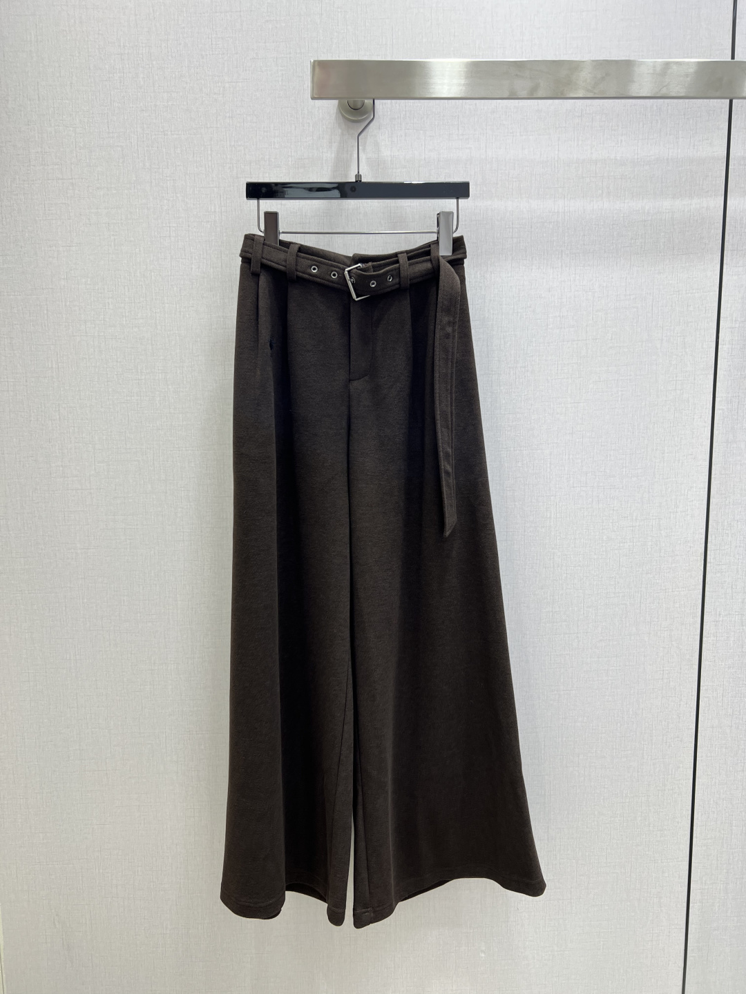 NO:655552,Highly recommend DIO*2025 new autumn and winter belt embroidered wide-leg trousers. Both colors are excellent. Not picky about body shape requirements. The upper body is particularly great!  The style of the matching is also very versatile. Exquisite advanced customization. The texture of the textured fabric is awesome. Retro and elegant. The upper body is cool and handsome, age-reducing and fashionable. Two colors SML code. High quality ABC, dior, alexander wang19860909强烈推荐 DIO*2025秋冬新款 腰带刺绣阔腿长裤 两色都很优秀 不挑剔身形要求 上身特别赞！搭配的风格也很通吃 精致高级定制 富有肌理感的面料质感超赞 复古优雅 上身酷帅减龄时髦精 两个色 SML码 高品质ABC,,dior,alexander wang,Women's clothing