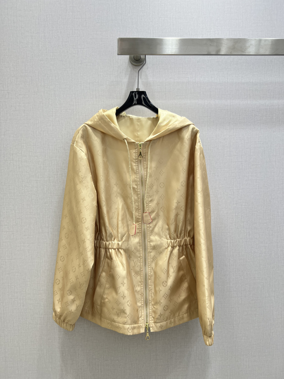 NO:655543,Highly recommended LV*2025 new autumn and winter dark pattern hooded waist windbreaker jacket. Customized YB imported printed nylon material, high-end texture, full appearance, hooded drawstring windbreaker jacket style, decorated with leather buckles at the neck and drawstrings at the end, and dark patterns of the four-leaf clover letter logo all over the body, highlighting the fashion tonality. The elastic waist design fits the human body, making the figure slimmer and taller. The whole body is solid color, making the outfit fashionable and advanced. One color SMLXL code  High quality ABC,,louis vuitton,jackets & coats,hats,alexander wang19860909强烈推荐 LV*2025秋冬新款 暗纹连帽收腰风衣外套 定制YB进口印花尼龙材质,质感高级,品相十足,连帽抽绳风衣外套版型,领口点缀皮扣末端抽绳,通体满铺四叶草字母徽标暗纹,凸显时尚调性,弹力收腰设计贴合人体,更显身姿纤细挺拔,通体纯色打底,穿搭时尚高级.一个色 SMLXL码 高品质ABC,,louis vuitton,jackets & coats,hats,alexander wang,Women's clothing