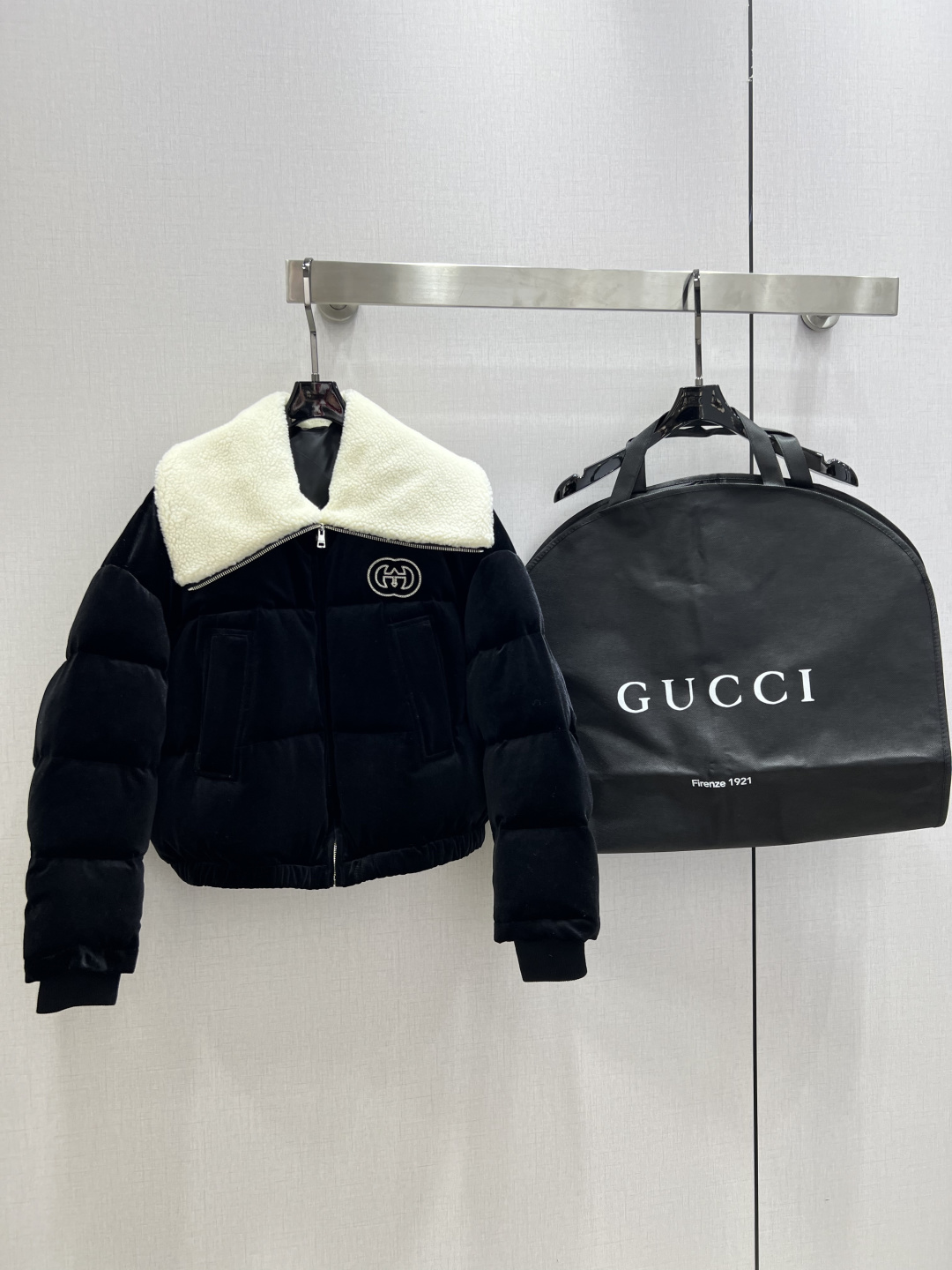 NO:655533,Comes with dust bag. Highly recommended. GUC*2025 new autumn and winter velvet Teddy lapel down jacket. Customized YB imported velvet material, glossy texture, smooth and comfortable. Short lapel down jacket. Teddy plush is exposed through the folded collar. Black and white collide with colors and fabrics. It has a high-end design. The jacket is filled with down. It is light and warm. Double G logo is embroidered on the chest. It can easily create the brand style and wear fashionable and relaxed. Comes with dust bag. One color SMLXL code  High quality AB,,gucci,jackets & coats,down jacket,alexander wang19860909配防尘袋强烈推荐 GUC*2025秋冬新款 丝绒泰迪翻领羽绒外套 定制YB进口丝绒材质,质感光泽,滑爽舒适,短款翻领羽绒外套,泰迪毛绒通过领边翻折露出,黑白碰撞色彩和面料,高级有设计感,外套填充羽绒,轻盈保暖,胸前刺绣双G徽标,轻松打造品牌格调,穿搭时髦松弛.配防尘袋 一个色 SMLXL码 高品质AB,,gucci,jackets & coats,down jacket,alexander wang,Women's clothing