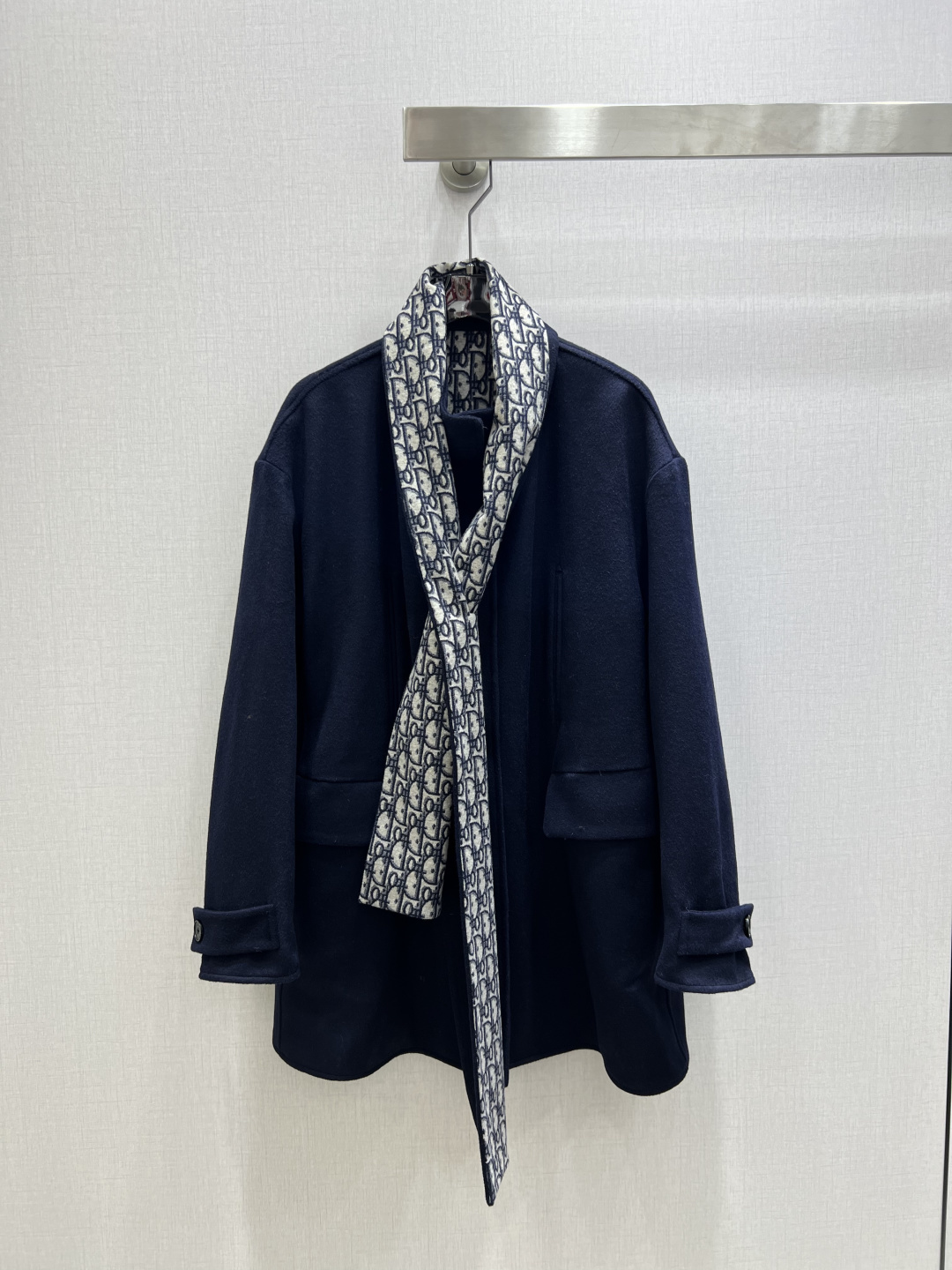 NO:655526,Highly recommended DIO*2025 new autumn and winter detachable scarf and woolen coat  Customized YB imported woolen material, obvious texture, high-end appearance, scarf woolen coat, scarf perforation can be fixed, drooped and detachable three-wear design, embroidered letter logo decoration at the end, lining full of letter jacquard echo, inadvertently exposed when everted or folded, showing low-key brand style, mid-length slightly A-shaped coat, tolerant of the figure, versatile style, fashionable and fashionable for autumn and winter layering. Can be easily controlled for daily commuting. One color SMLXL code  High quality ABC,,dior,jackets & coats,alexander wang19860909强烈推荐 DIO*2025秋冬新款 可拆卸围巾多穿毛呢外套 定制YB进口羊毛毛呢材质,肌理明显,品相高级,围巾毛呢外套,围巾穿孔可固定可垂落可拆卸三穿设计,末端刺绣字母徽标装饰,内衬满铺的字母提花呼应,外翻或翻折吹动时不经意外露,低调展现品牌格调,大衣中长微A廓形,包容身材,款式百搭,秋冬叠穿时髦洋气.日常通勤都能轻松驾驭.一个色 SMLXL码 高品质ABC,,dior,jackets & coats,alexander wang,Women's clothing