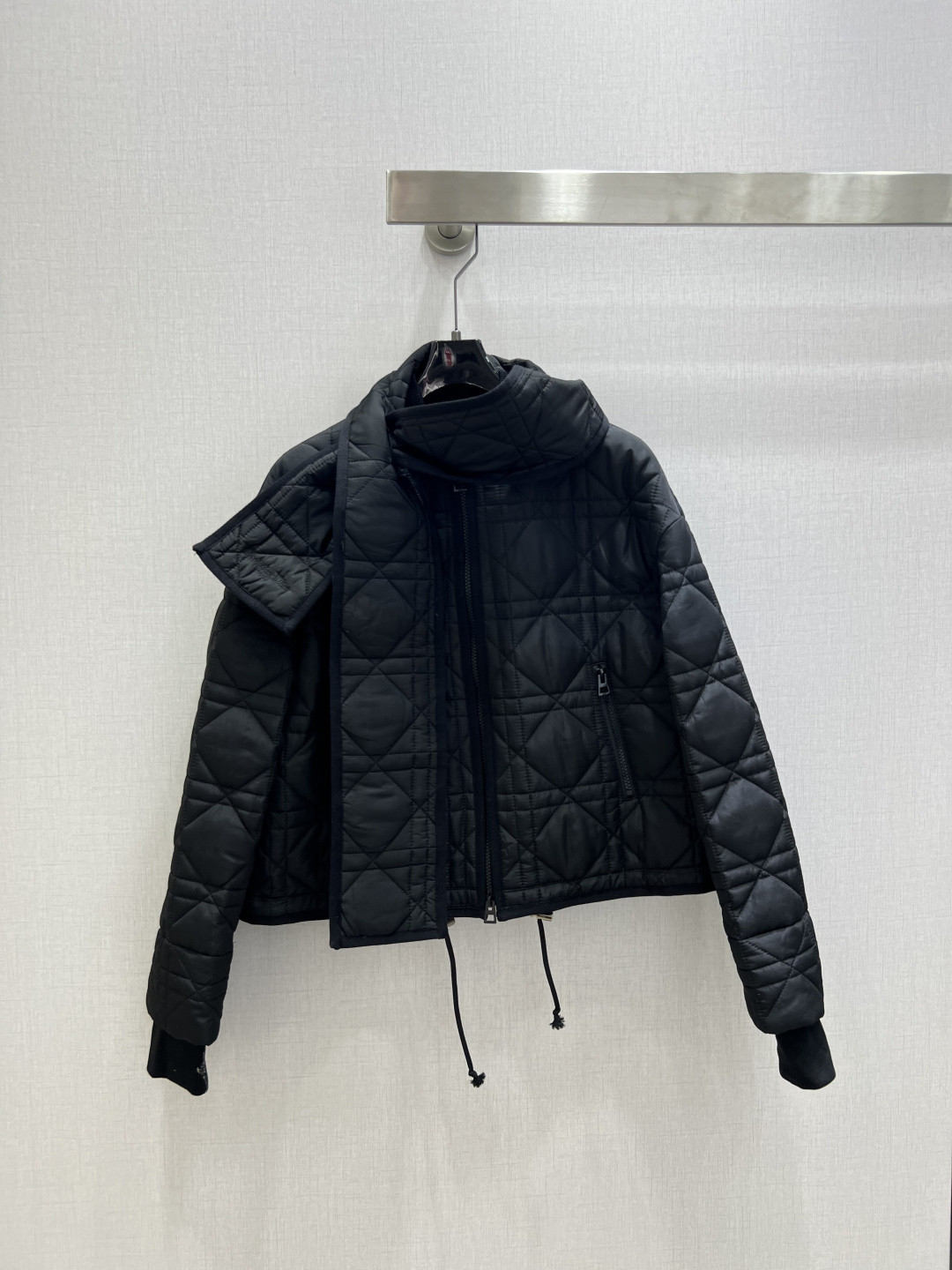 NO:655518,Highly recommended DIO*2025 new autumn and winter style detachable scarf and cannage pattern cotton jacket. Customized YB windproof and waterproof nylon material, down cotton filling lining, light and warm as a whole, short zipper jacket, equipped with button detachable cotton scarf, threaded edges, colliding with the body fabric, with cannage pattern embossed bias-cut zipper pockets, CD bee embroidery on the hem to present the brand concept, details show luxury charm. Slim and short style, stylish and fashionable. One color  SMLXL code high quality ABC,,dior,jackets & coats,down jacket,alexander wang19860909强烈推荐 DIO*2025秋冬新款 可拆卸围巾藤格纹棉服外套 定制YB防风防水尼龙材质,羽绒棉填充内里,整件轻盈保暖,短款拉链外套,配有纽扣可拆卸充棉围巾,螺纹包边,与大身面料碰撞,配合藤格纹压纹斜裁拉链口袋,下摆CD蜜蜂刺绣呈现品牌理念 ,细节展现奢华魅力.修身短款,穿搭洋气时髦.一个色 SMLXL码 高品质ABC,,dior,jackets & coats,down jacket,alexander wang,Women's clothing