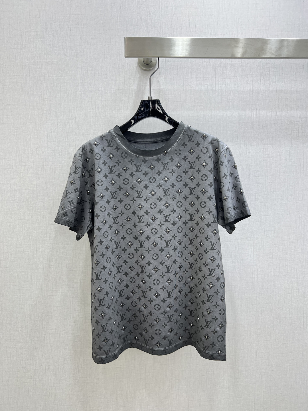 NO:655551,Highly recommended LV*2025 new autumn and winter style distressed washed printed short-sleeved T-shirt. Customized YB twill cotton material, high-end texture, comfortable and soft, round neck, loose short-sleeved version, all-over four-leaf clover letter style, staggered embellishments of willow decoration, with reflection and refraction, creating a three-dimensional effect, more design sense, the neckline is decorated with threads, showing a high-end tonality, the version is not picky on the body and age, and the wear is casual and fashionable. One color SML code  High quality ABC,,louis vuitton,T-shirt,tees,t-shirt,alexander wang19860909强烈推荐 LV*2025秋冬新款 做旧水洗印花短袖T恤 定制YB斜纹全棉材质,质感高级,舒适柔软,圆领宽松短袖版型,通体满铺四叶草字母风格,错位点缀柳丁装饰碰撞,随反光折射,打造立体效果,更具设计感,领口包边以螺纹修饰,彰显高级调性,版型不挑身材年龄,穿搭休闲时髦.一个色 SML码 高品质ABC,,louis vuitton,T-shirt,tees，t-shirt,alexander wang,Women's clothing