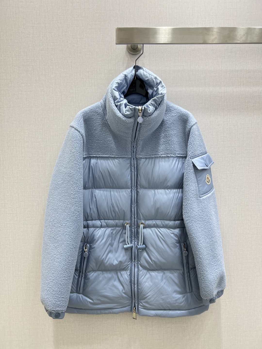 NO:655542,With dust bag, highly recommended MON*2025 new autumn and winter Teddy lamb splicing down jacket  Customized YB imported windproof and waterproof nylon material and Teddy fur splicing treatment, waterproof nylon treatment on the inside, perfect combination of windproof and cold protection, white goose down filling, light and warm, stand-up collar zipper mid-length jacket cut, extending from the chest to the two sleeves with teddy velvet distribution nylon splicing, with elastic drawstring waist, the outfit looks slim and fashionable, with clear proportions, sleeve arm badges and shields highlight the brand style, add high-end colors, fashionable and western style. Two colors 0123 code  High quality ABC,,jackets & coats,down jacket,alexander wang19860909配防尘袋强烈推荐 MON*2025秋冬新款 泰迪羊羔拼接羽绒外套 定制YB进口防风防水尼龙材质与泰迪毛拼接处理,内里防水尼龙处理,防风御寒做到完美结合,白鹅绒填充,轻盈保暖,立领拉链中长款外套剪裁,胸口以上延伸至两袖以泰迪绒分布尼龙拼接,配合弹力抽绳收腰,穿搭显瘦洋气,比例分明,袖臂徽章盾牌彰显品牌格调,增添高级色彩,穿搭时尚洋气.两个色 0123码 高品质ABC,,jackets & coats,down jacket,alexander wang,Women's clothing