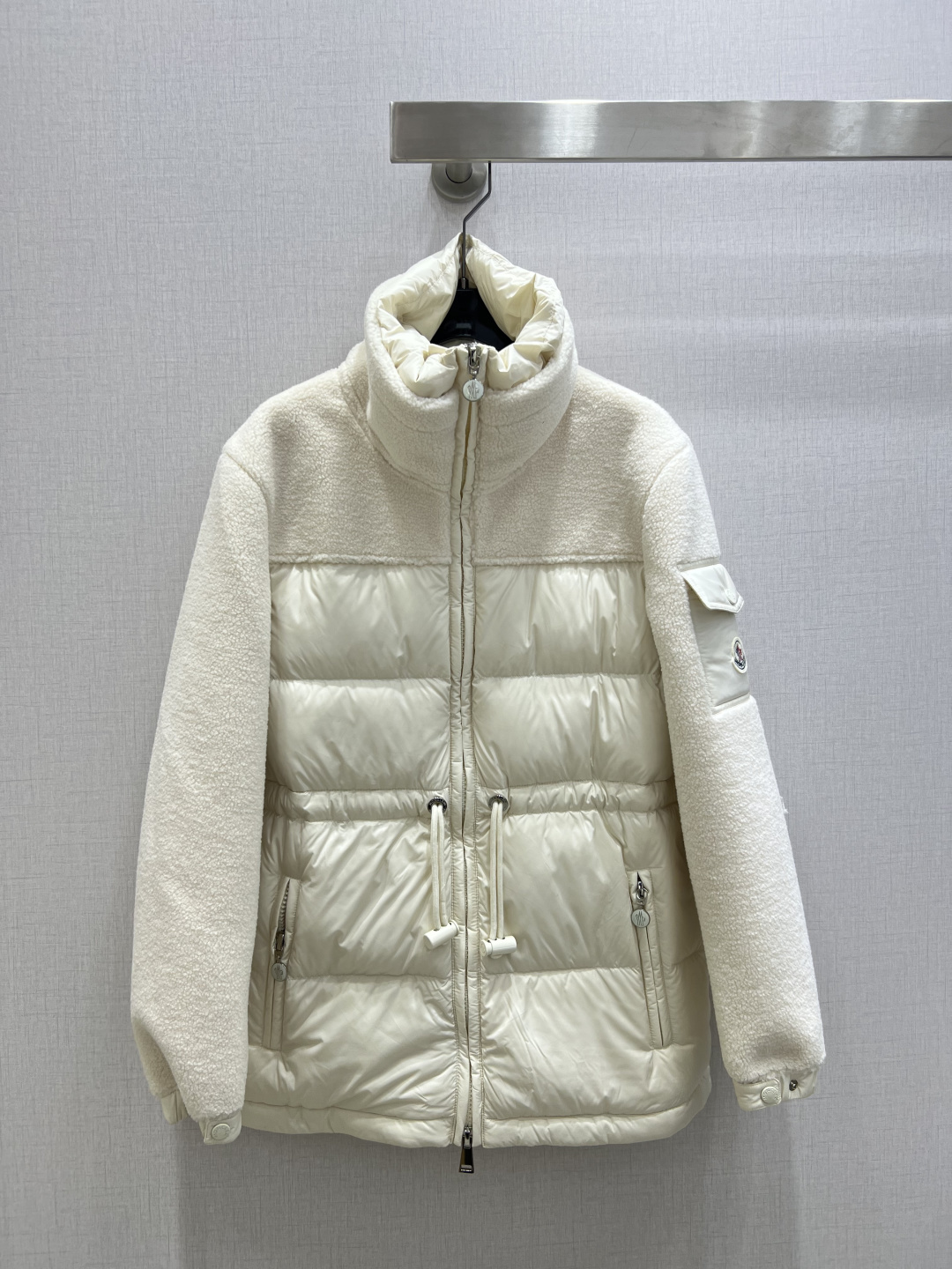 NO:655532,With dust bag, highly recommended MON*2025 new autumn and winter Teddy lamb splicing down jacket  Customized YB imported windproof and waterproof nylon material and Teddy fur splicing treatment, waterproof nylon treatment on the inside, perfect combination of windproof and cold protection, white goose down filling, light and warm, stand-up collar zipper mid-length jacket cut, extending from the chest to the two sleeves with teddy velvet distribution nylon splicing, with elastic drawstring waist, the outfit looks slim and fashionable, with clear proportions, sleeve arm badges and shields highlight the brand style, add high-end colors, fashionable and western style. Two colors 0123 code  High quality ABC,,jackets & coats,down jacket,alexander wang19860909配防尘袋强烈推荐 MON*2025秋冬新款 泰迪羊羔拼接羽绒外套 定制YB进口防风防水尼龙材质与泰迪毛拼接处理,内里防水尼龙处理,防风御寒做到完美结合,白鹅绒填充,轻盈保暖,立领拉链中长款外套剪裁,胸口以上延伸至两袖以泰迪绒分布尼龙拼接,配合弹力抽绳收腰,穿搭显瘦洋气,比例分明,袖臂徽章盾牌彰显品牌格调,增添高级色彩,穿搭时尚洋气.两个色 0123码 高品质ABC,,jackets & coats,down jacket,alexander wang,Women's clothing