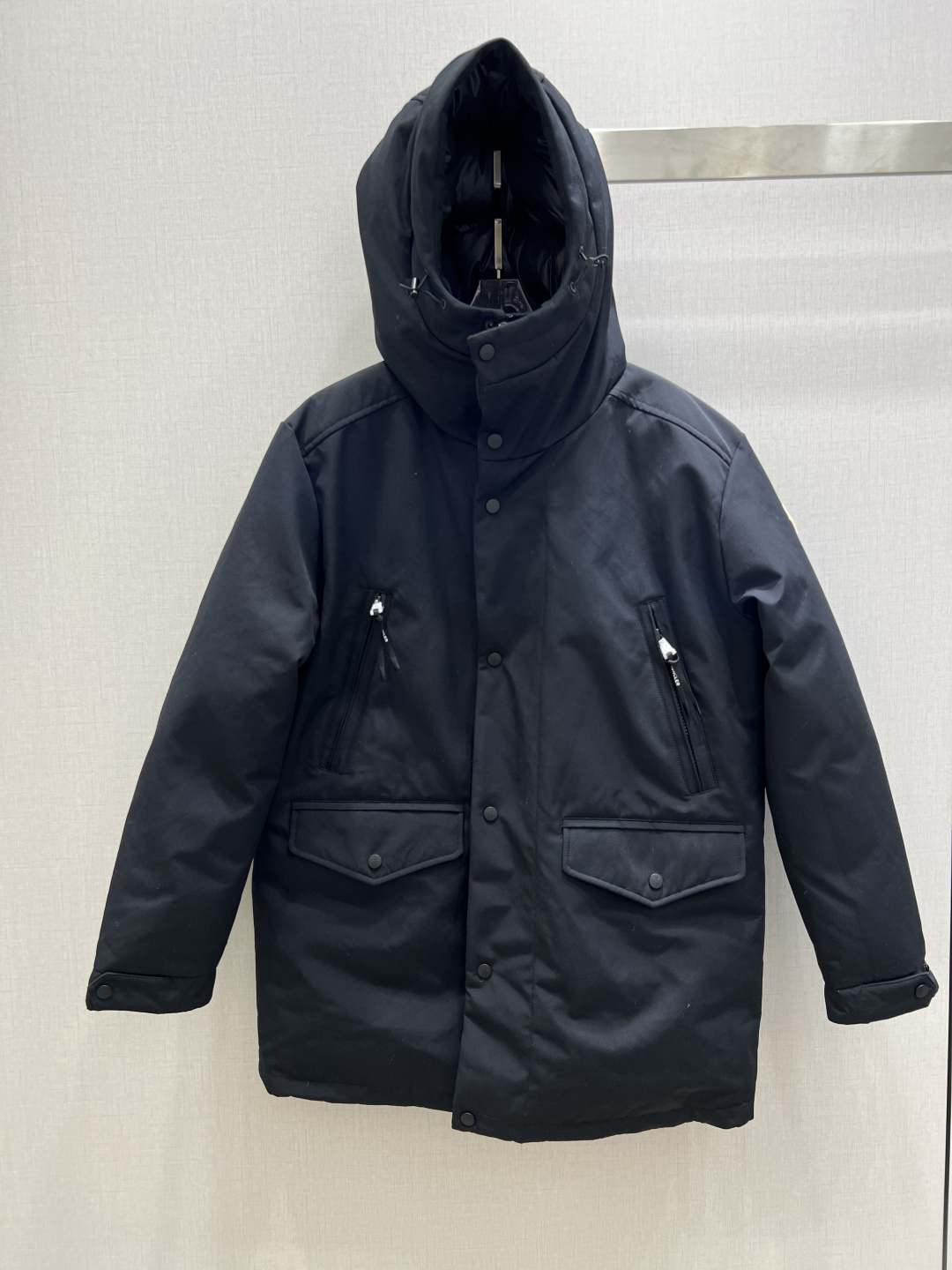 NO:655525,Comes with a dust bag. Highly recommended. MON*2025 new autumn and winter hooded button down jacket. Customized YB imported material, down filling, texture and luster, comfortable and windproof, excellent windproof and cold protection effect. It outlines the curves without being bloated and is more versatile. The overall shape is high-end and western, with a sense of old money. With the large-capacity flap pockets, it creates the brand's exclusive casual style. One color, 12345 yards, high quality ABC, jackets & coats, down  jacket,hats,alexander wang19860909配防尘袋强烈推荐 MON*2025秋冬新款 连帽纽扣羽绒外套 定制YB进口材质,羽绒填充,质感光泽,舒适防风,防风御寒效果绝佳,勾勒曲线不显臃肿更百搭,整体造型高级洋气,老钱感满满,配合翻盖大容量口袋,打造品牌专属休闲风格.一个色 12345码 高品质ABC,,jackets & coats,down jacket,hats,alexander wang,Women's clothing