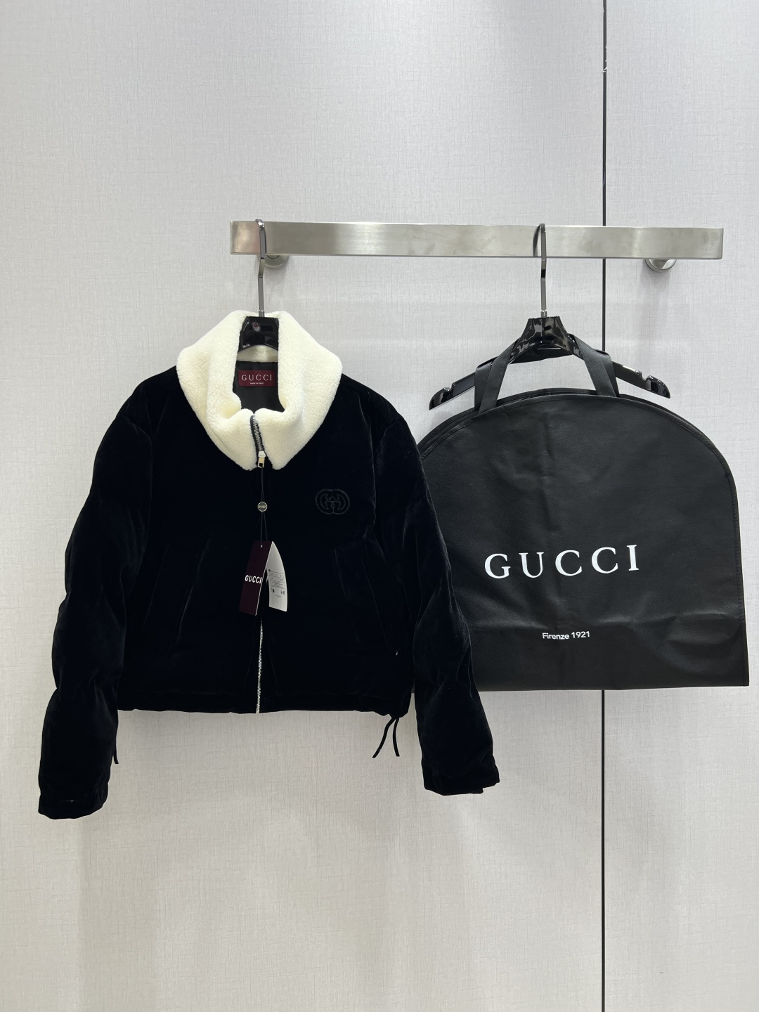 NO:656254,Highly recommended GUC*2025 new autumn and winter lapel down jacket. Customized YB imported velvet material, glossy texture, smooth and comfortable. Short lapel down jacket. Teddy plush is folded through the collar. Black and white collide with colors and fabrics. It has a high-end design. The jacket is filled with down, lightweight and warm. Double G logo is embroidered on the chest. It can easily create a brand style and wear fashionable and relaxed. Comes with dust bag. One color SML code. High quality ABC, gucci, jackets.  & coats,down jacket,alexander wang19860909强烈推荐 GUC*2025秋冬新款 翻领羽绒外套 定制YB进口丝绒材质,质感光泽,滑爽舒适,短款翻领羽绒外套,泰迪毛绒通过领边翻折露出,黑白碰撞色彩和面料,高级有设计感,外套填充羽绒,轻盈保暖,胸前刺绣双G徽标,轻松打造品牌格调,穿搭时髦松弛.配防尘袋 一个色 SML码 高品质ABC,,gucci,jackets & coats,down jacket,alexander wang,Women's clothing