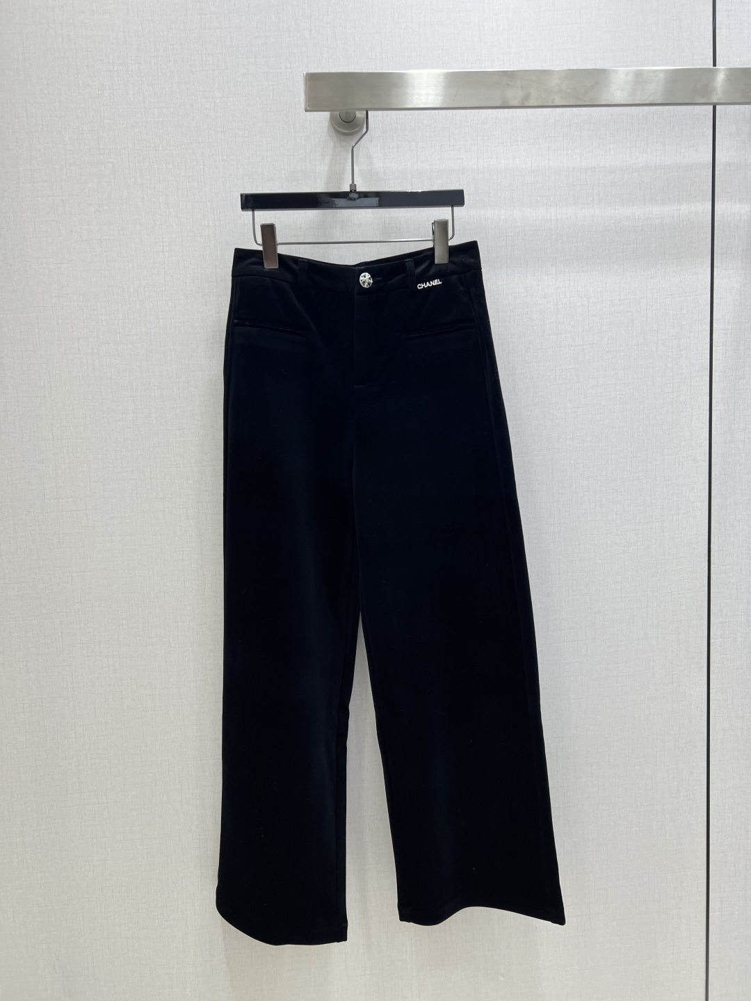 NO:656219,Highly recommended CHA*2025 new autumn and winter velvet three-dimensional metal wide-leg trousers. Fashionable and easy-to-wear walking casual pants. Versatile style. Advanced customization. Comfortable fabrics. Casual and free!  Not only is the color beautiful, the texture is also great!  Retro and fashionable, it can be worn by all body types!  One color SML code high quality ABC,,alexander wang19860909强烈推荐 CHA*2025秋冬新款 丝绒立体金属阔腿长裤 时髦好穿度爆棚的行走的休闲裤 风格百搭 高级定制 舒适的面料 随性洒脱！不旦颜色美,质感也敲好！复古又时尚 各种身材都可以驾驭！一个色 SML码 高品质ABC,,alexander wang,Women's clothing